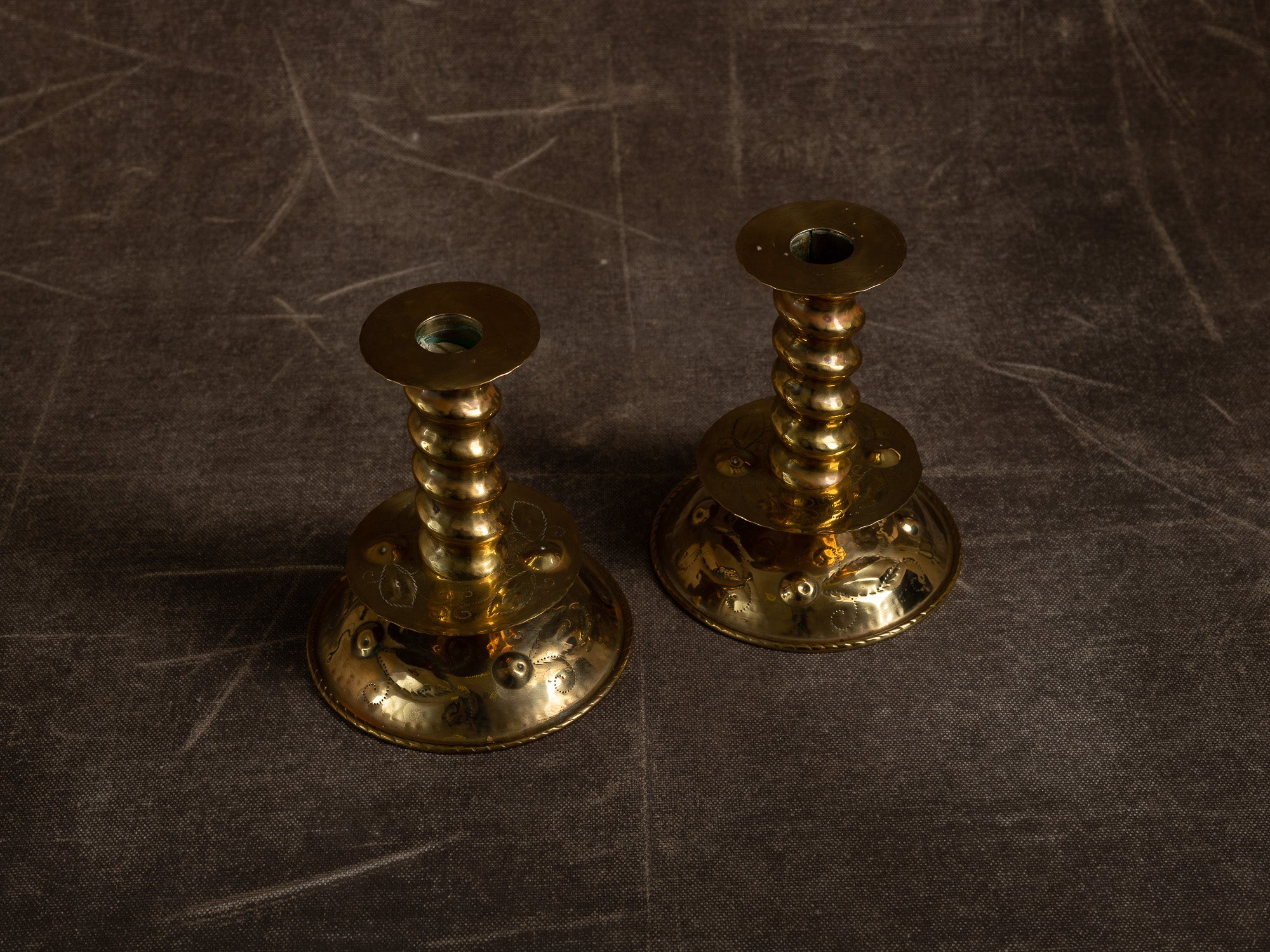 Paire de flambeaux baroques en laiton fourré, Suède (vers 1880-1900)..Pair of baroque brass candle holders, Sweden (circa 1880-1900)