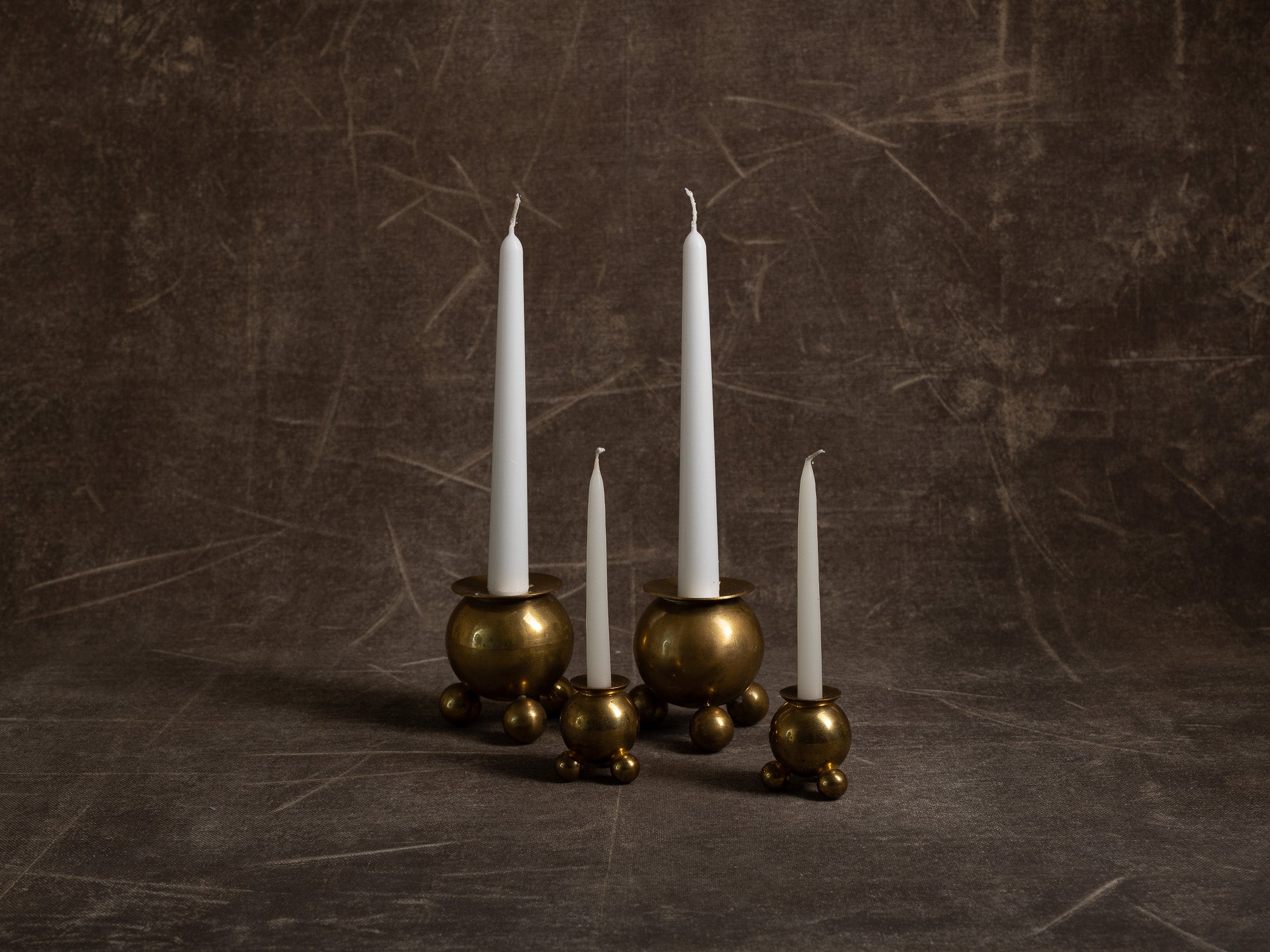 Ensemble de quatre flambeaux par Gusum Bruk, Suède (vers 1900)..Set of 4 candle holders by Gusum Bruk, Sweden (circa 1900)