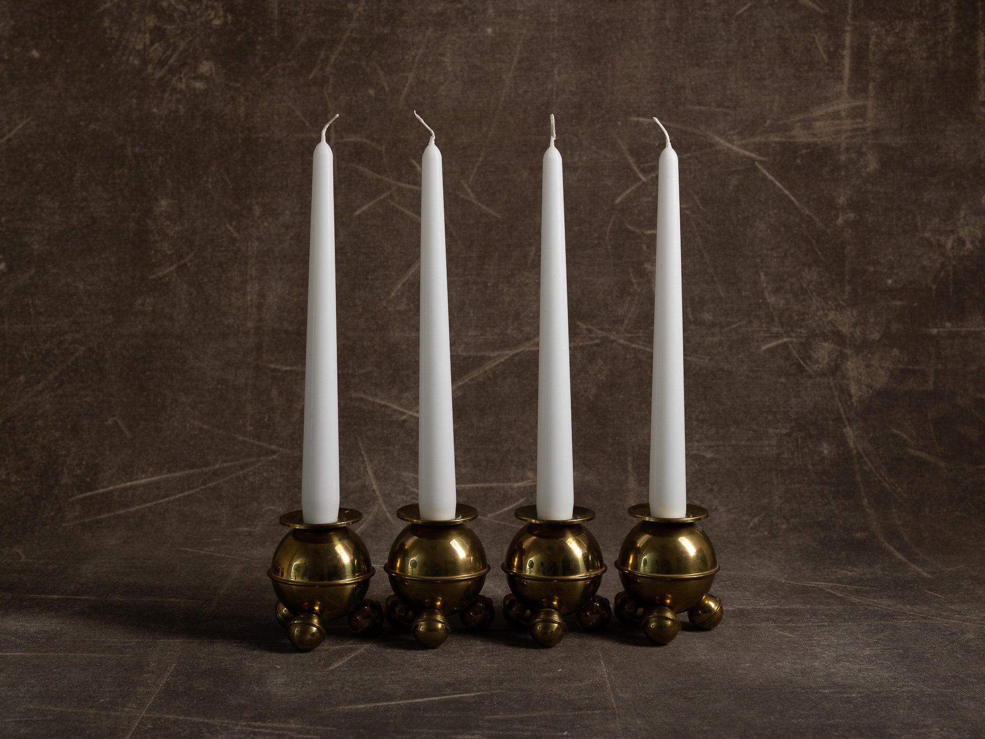 Suite de quatre flambeaux par A. Heinbrandt, entourage de Gusum Bruk, Suède (vers 1900)..Set of 4 candle holders, entourage of Gusum Bruk, Sweden (circa 1900)