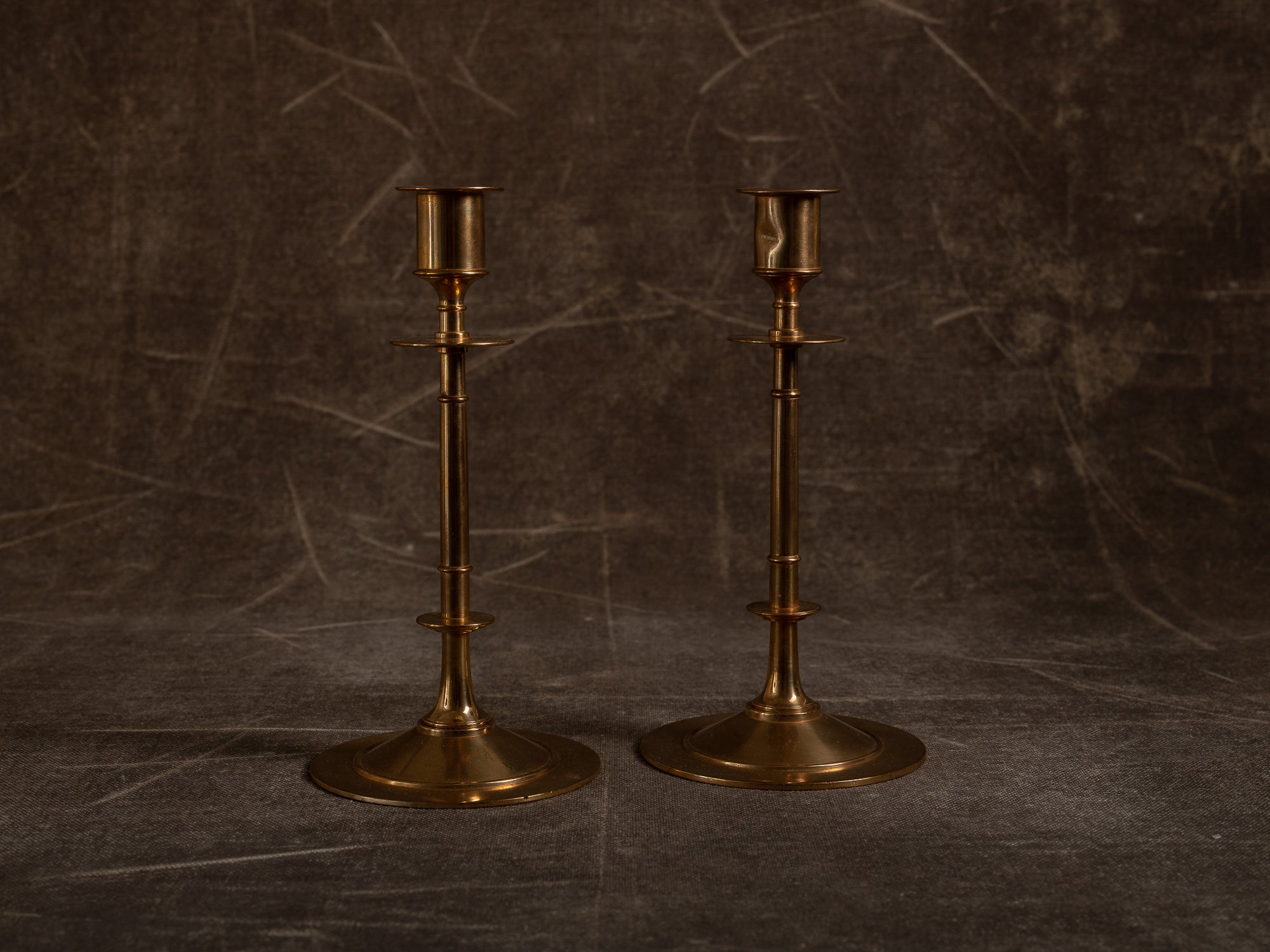 Paire de flambeaux modèle 61 par Gusum Bruk, Suède (vers 1900)..Pair of candle holders model 61 by Gusum Bruk, Sweden (circa 1900)