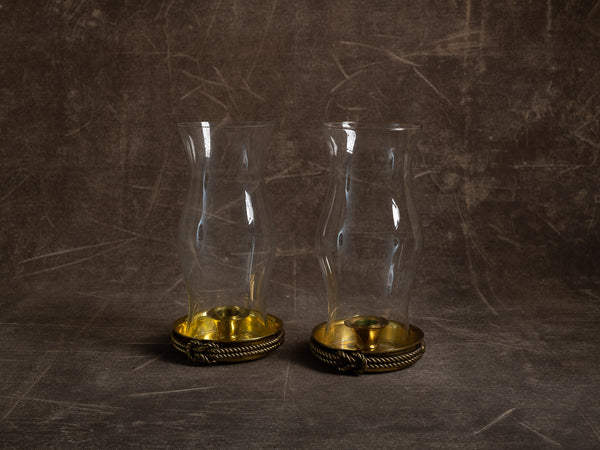 Paire de photophores / candélabres en laiton et verre par Scandia Mässing, Suède (vers 1970-80)..Pair of brass and glass lantern / candelabra by Scandia Mässing, Sweden (circa 1970-80)