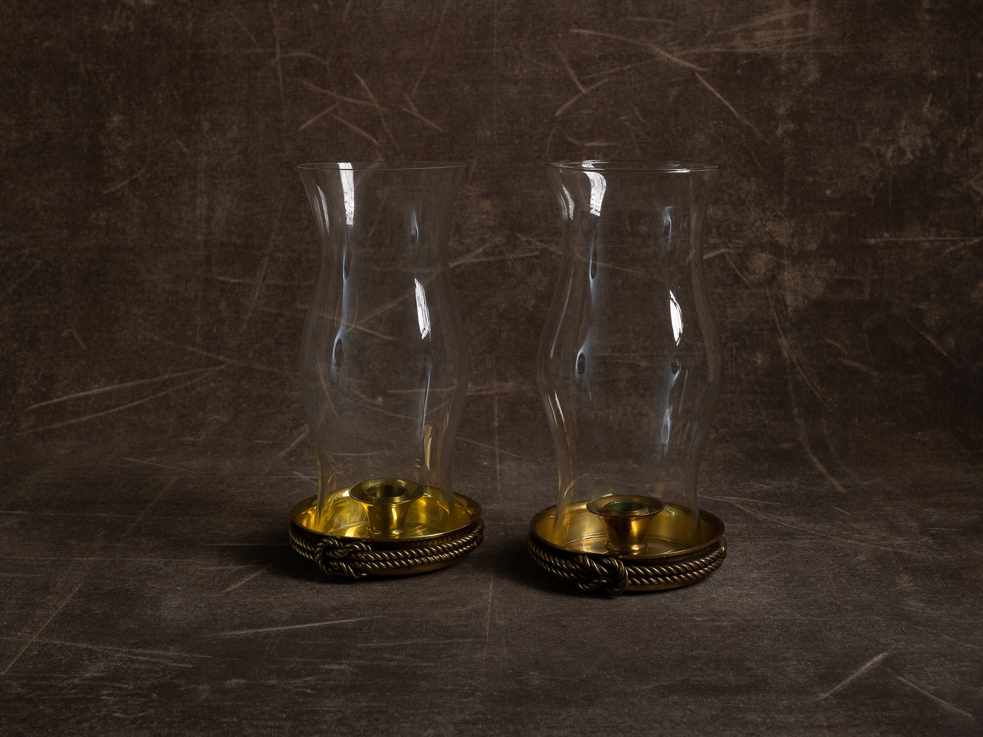 Paire de photophores / candélabres en laiton et verre par Scandia Mässing, Suède (vers 1970-80)..Pair of brass and glass lantern / candelabra by Scandia Mässing, Sweden (circa 1970-80)