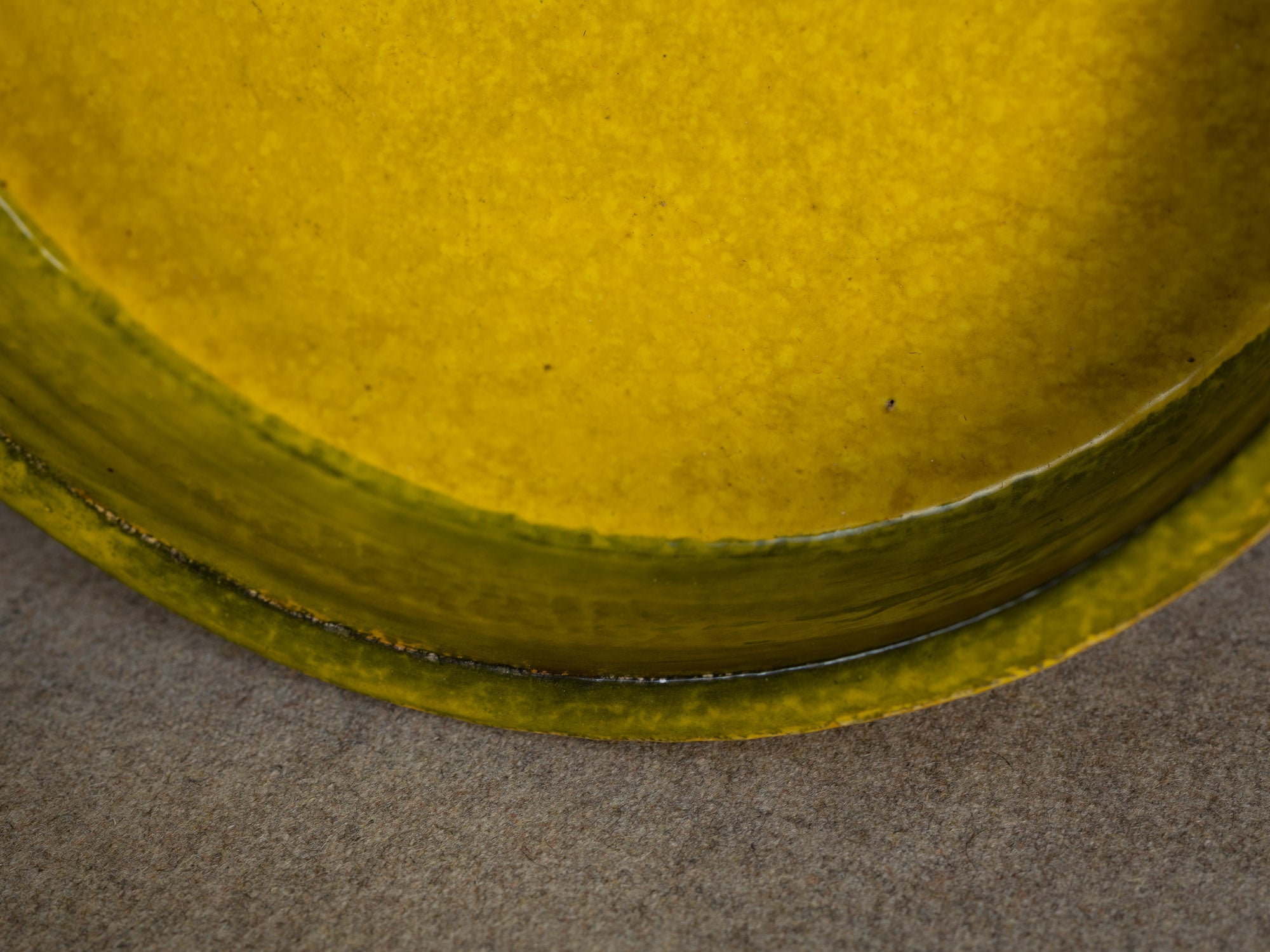 Rare coupe circulaire en faïence par Aldo Londi pour Bitossi, Italie (vers 1960)..Rare earthenware circular bowl by Aldo Londi for Bitossi, Italy (circa 1960)