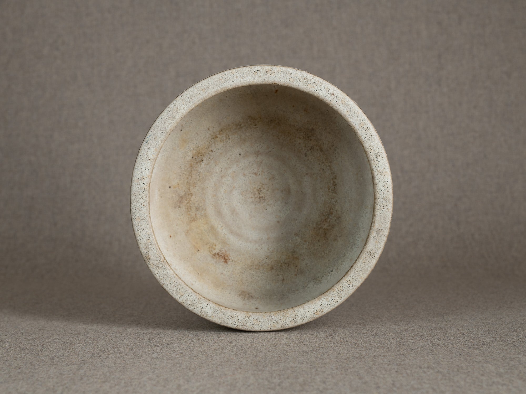 Coupe circulaire en grès émaillé blanc, Danemark (vers 1960)..White glazed stoneware circular bowl, Denmark (circa 1960)