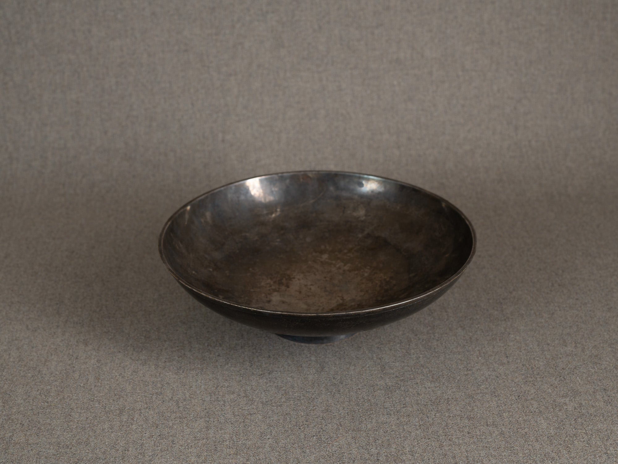 Grande coupe circulaire en métal argenté, Scandinavie (vers 1940-50)..Large neoclassical circular bowl in silverplated metal, Scandinavia (circa 1940-50)