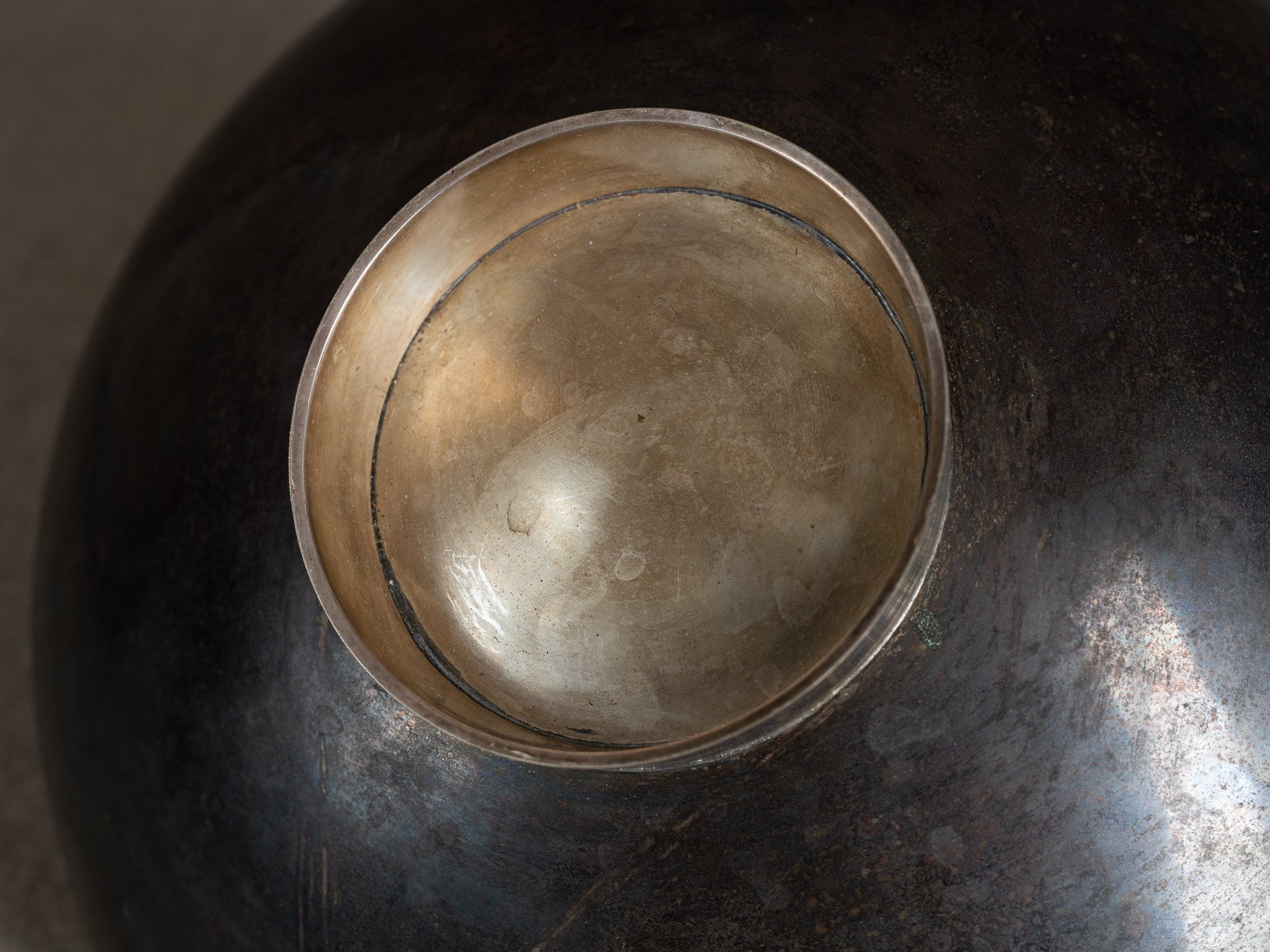 Grande coupe circulaire en métal argenté, Scandinavie (vers 1940-50)..Large neoclassical circular bowl in silverplated metal, Scandinavia (circa 1940-50)