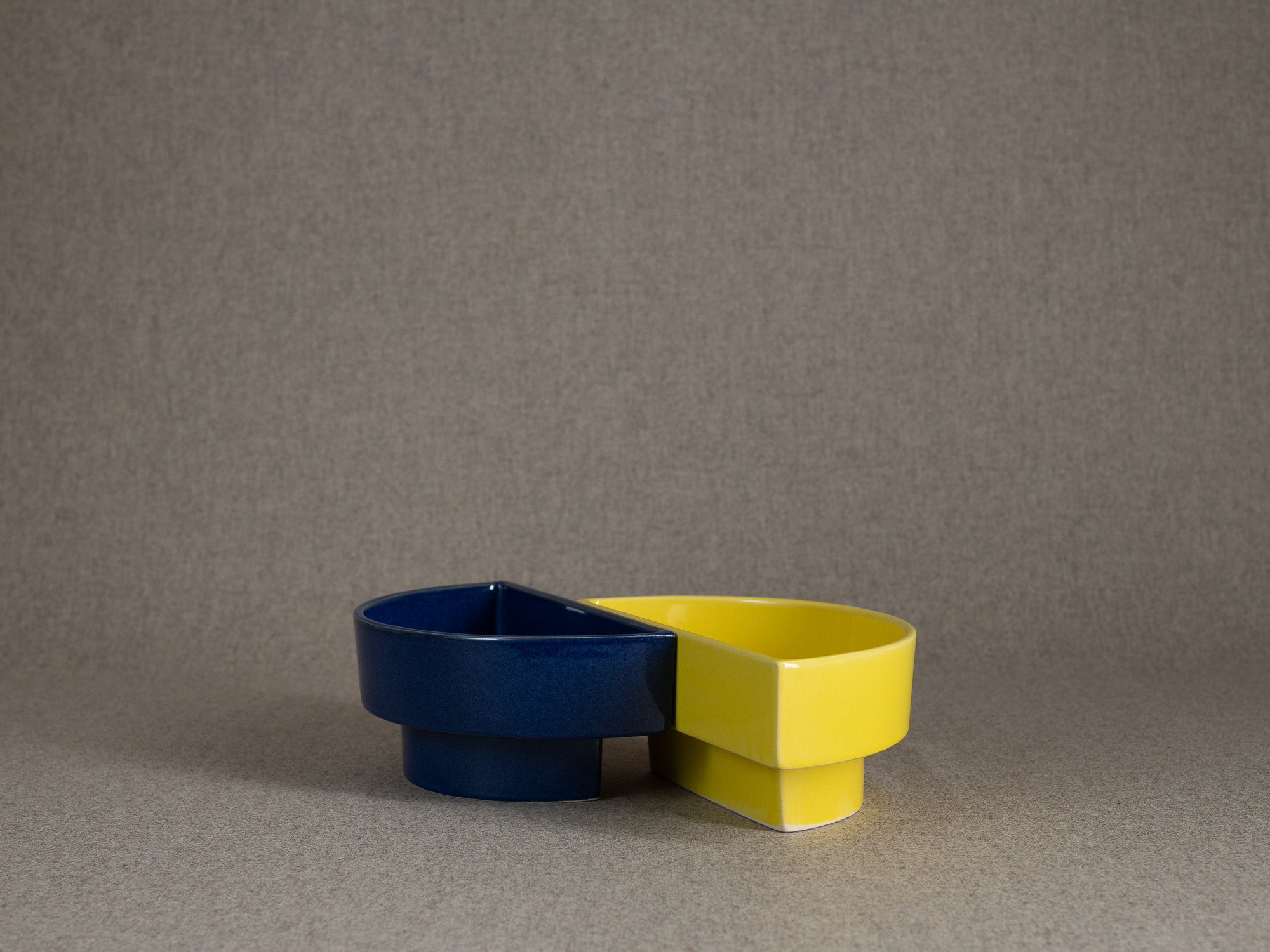 Duo de vases / coupes en porcelaine pour l'ikebana, Japon (vers 1980)..Set of 2 Stoneware vases / bowls for ikebana flower arrangements, Japan (circa 1980)