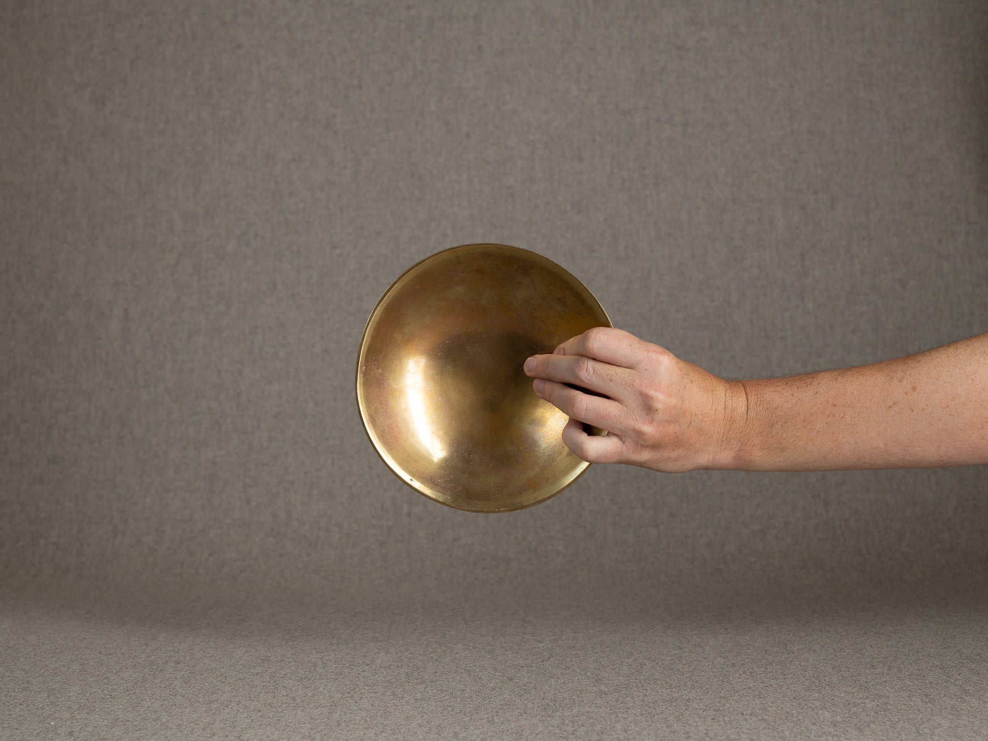 Coupe circulaire en laiton double&#x2011;paroi, Suède (vers 1960)..Circular bowl in double-walled brass, Sweden (circa 1960)