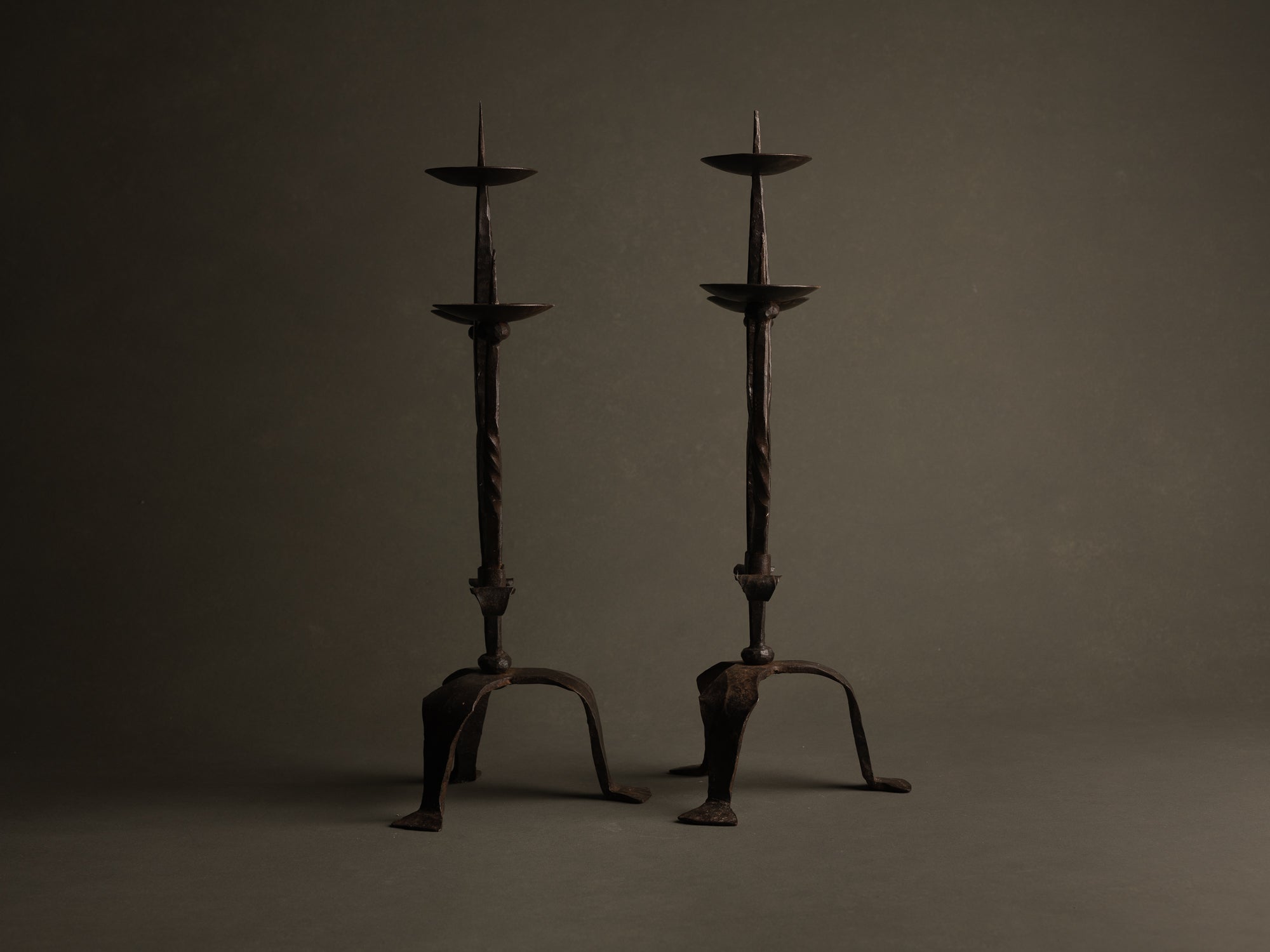 Sculpturale paire de chandeliers en ferronnerie, France (vers 1955)..Huge handmade iron gothic candle holders set, France (circa 1955)