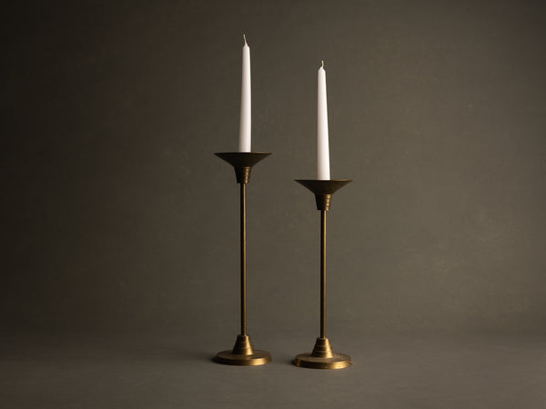 Paire de flambeaux néoclassiques modernistes, France (vers 1930)..Pair of neoclassical modernist Candle holders, France (circa 1930)