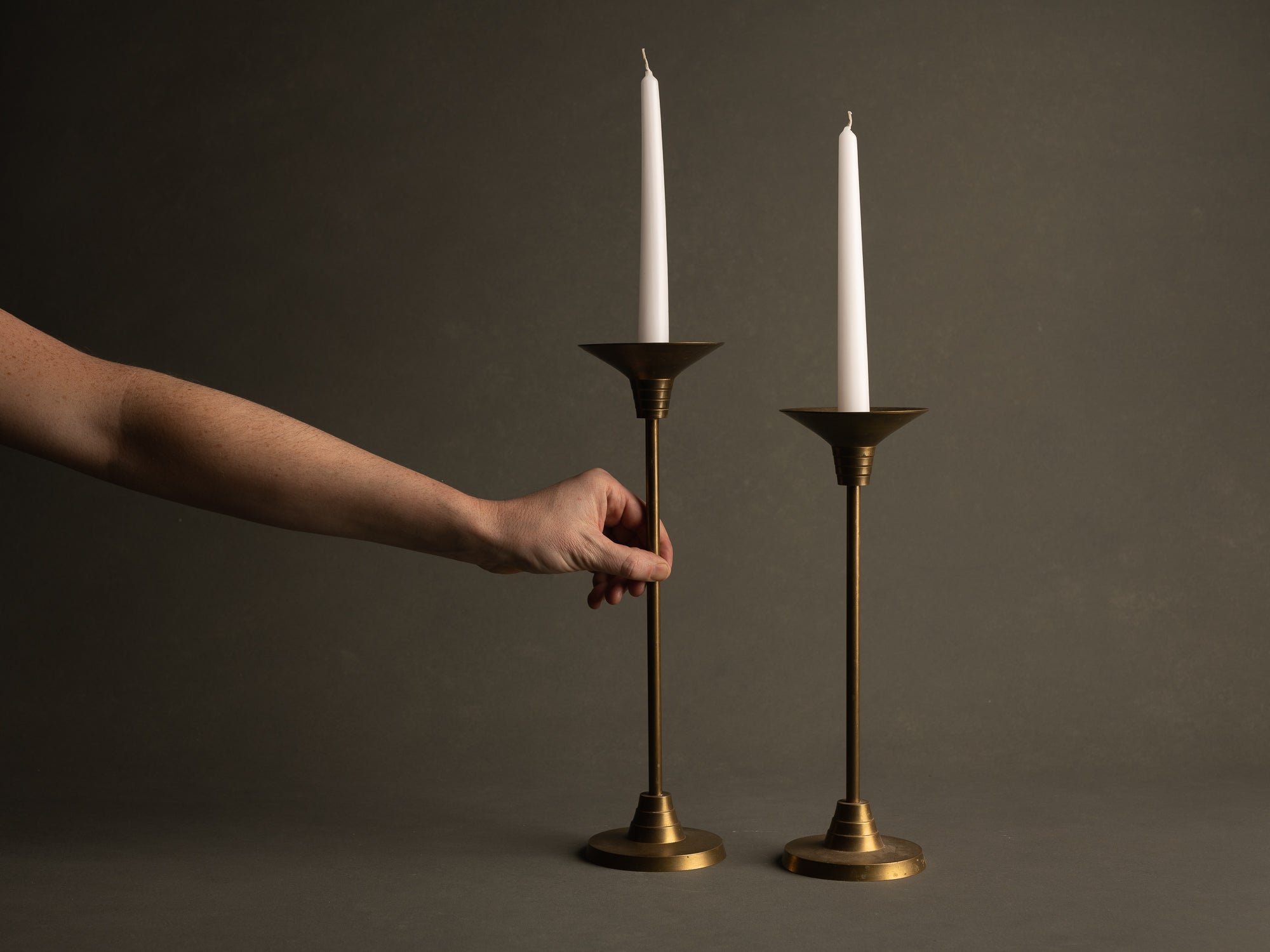 Paire de flambeaux néoclassiques modernistes, France (vers 1930)..Pair of neoclassical modernist Candle holders, France (circa 1930)
