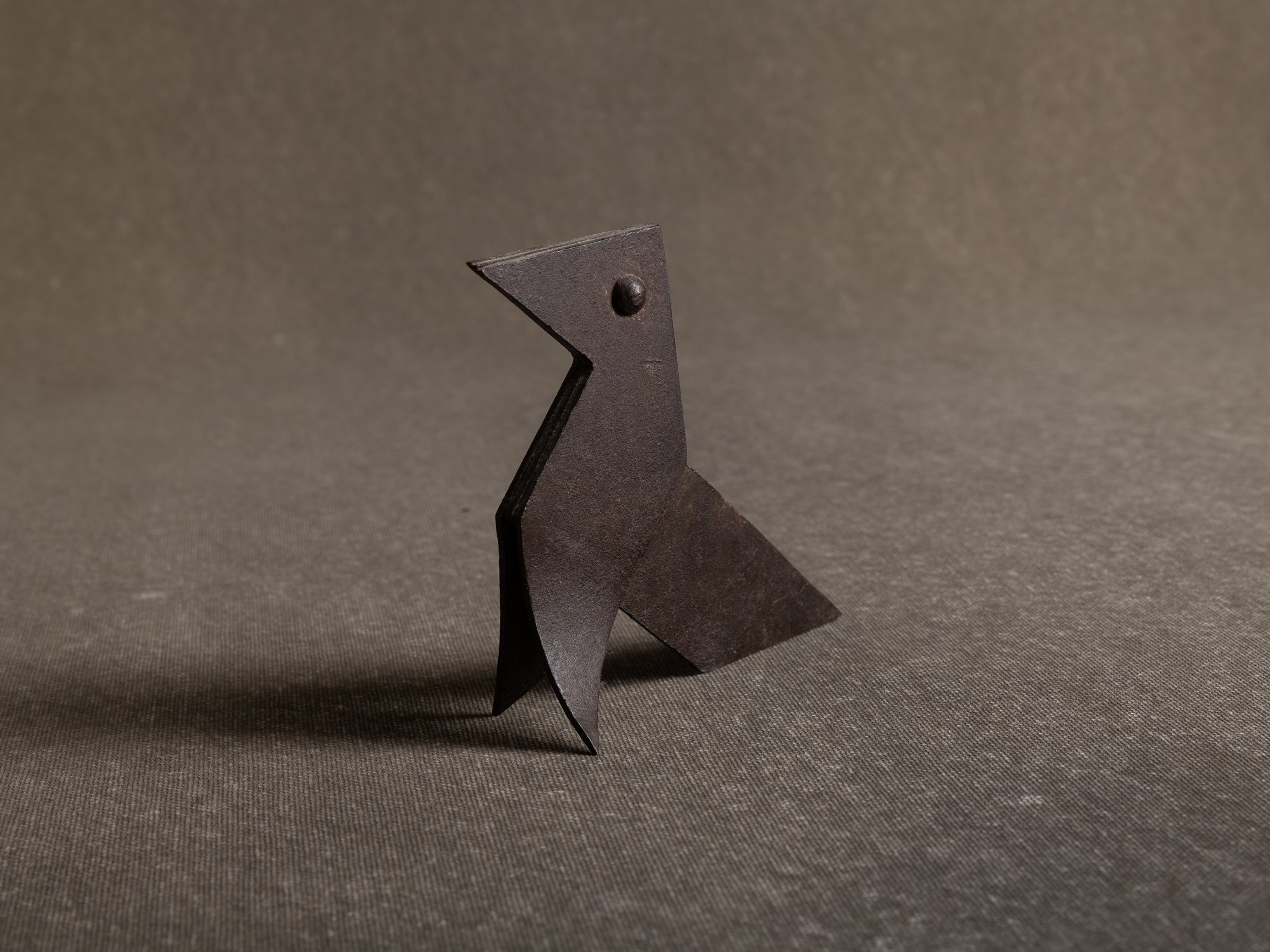 Cocotte "oiseau" en fer battu, travail populaire, France (années 1950)..Zoomorphic sculptural origami, iron popular work, France (1950s)