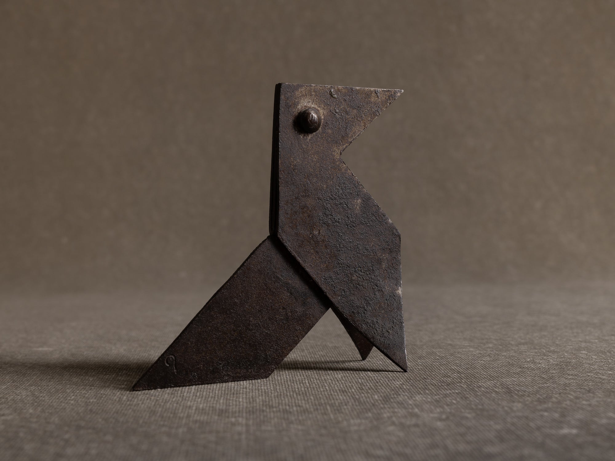 Cocotte "oiseau" en fer battu, travail populaire, France (années 1950)..Zoomorphic sculptural origami, iron popular work, France (1950s)