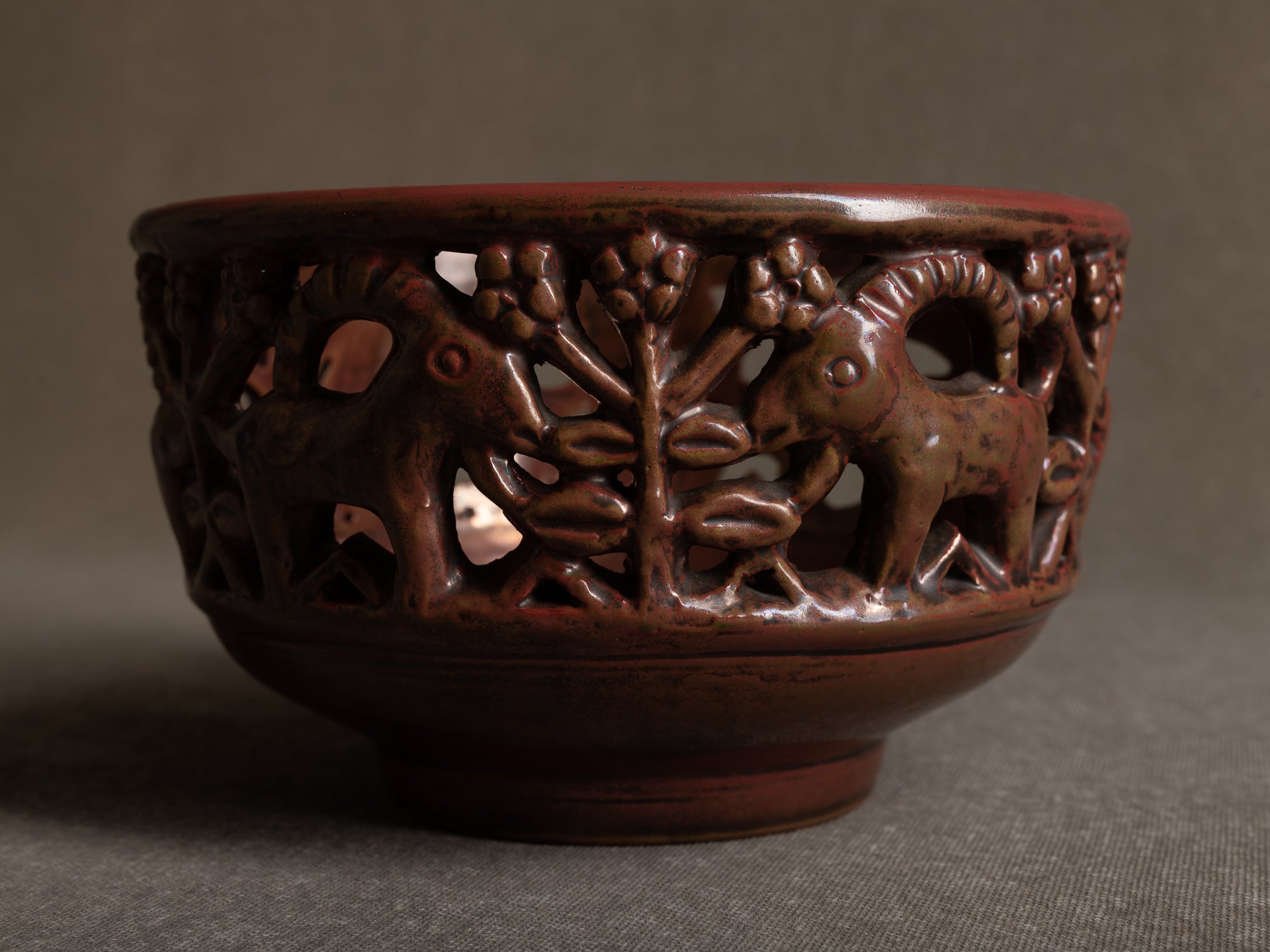 Coupe à décor de cervidés par Lauritz Hjorth, Danemark (vers 1910)..Sculptural bowl by Lauritz Hjorth, Denmark (ca. 1910)