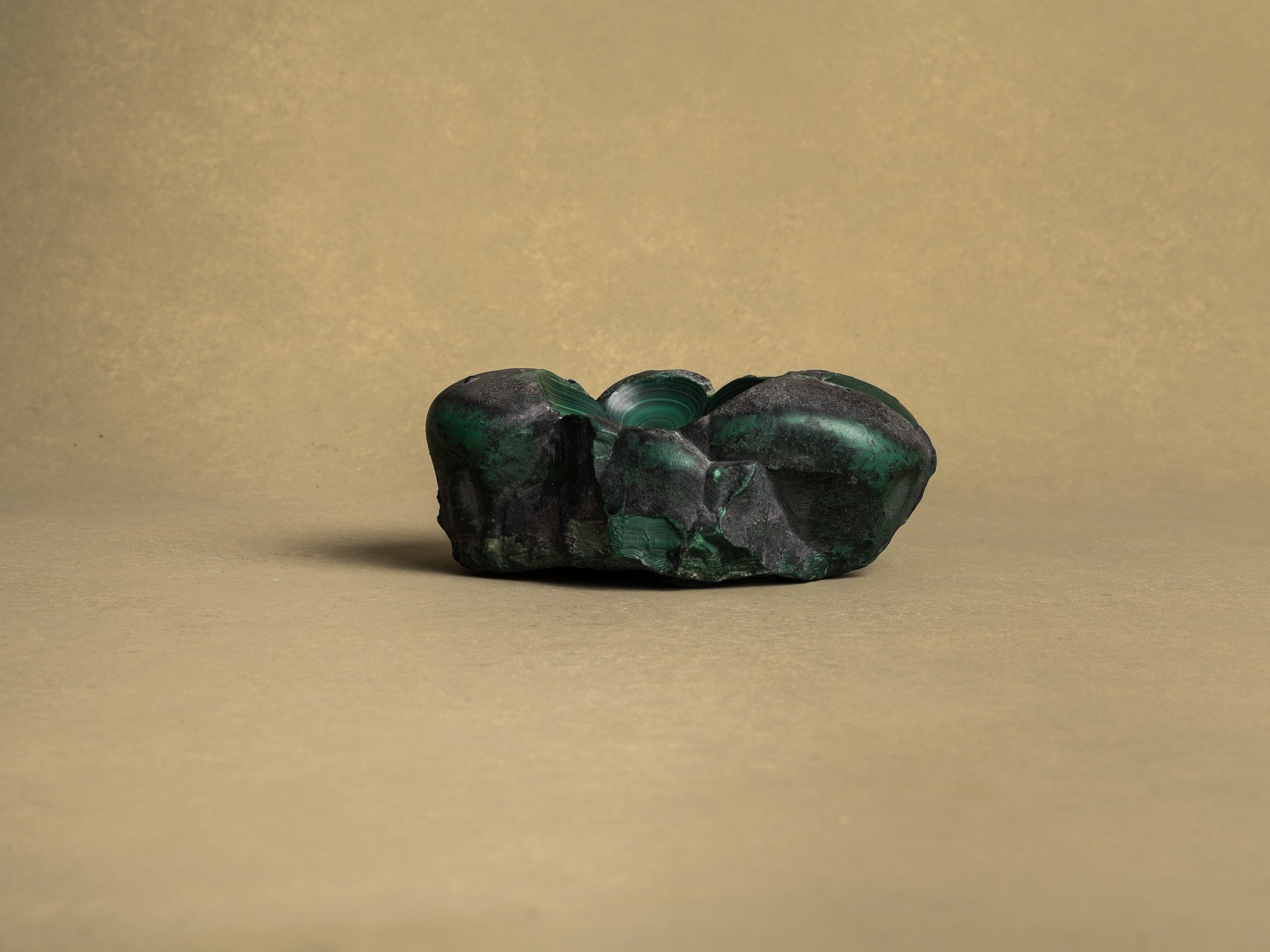 Coupe monolithe en malachite, France (vers 1960)..Dug-out malachite stone bowl, France (circa 1960)