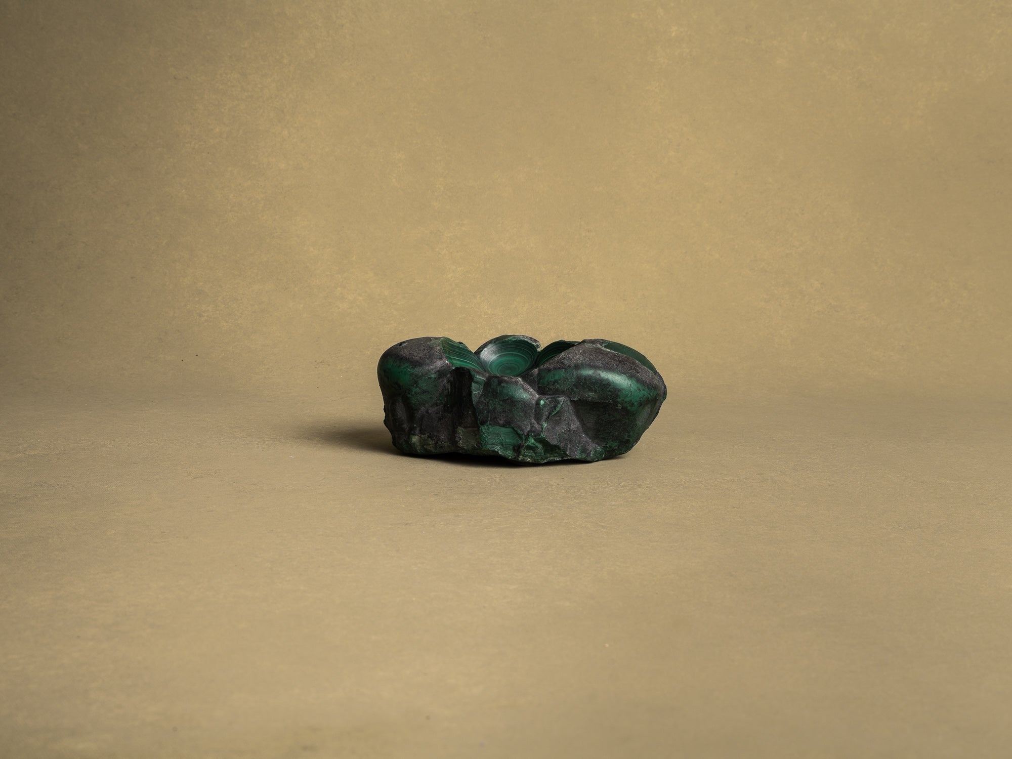 Coupe monolithe en malachite, France (vers 1960)..Dug-out malachite stone bowl, France (circa 1960)