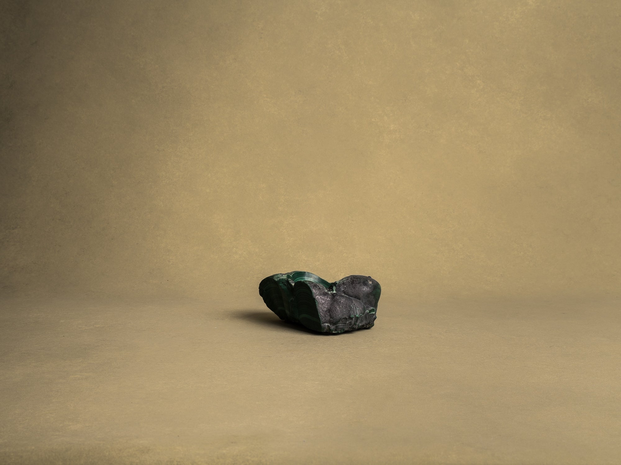 Coupe monolithe en malachite, France (vers 1960)..Dug-out malachite stone bowl, France (circa 1960)