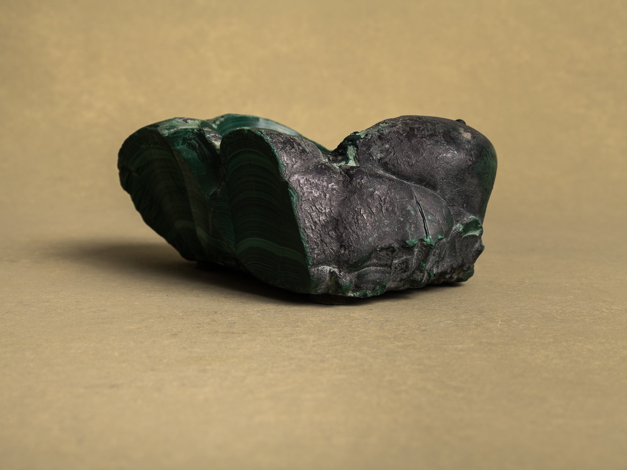 Coupe monolithe en malachite, France (vers 1960)..Dug-out malachite stone bowl, France (circa 1960)