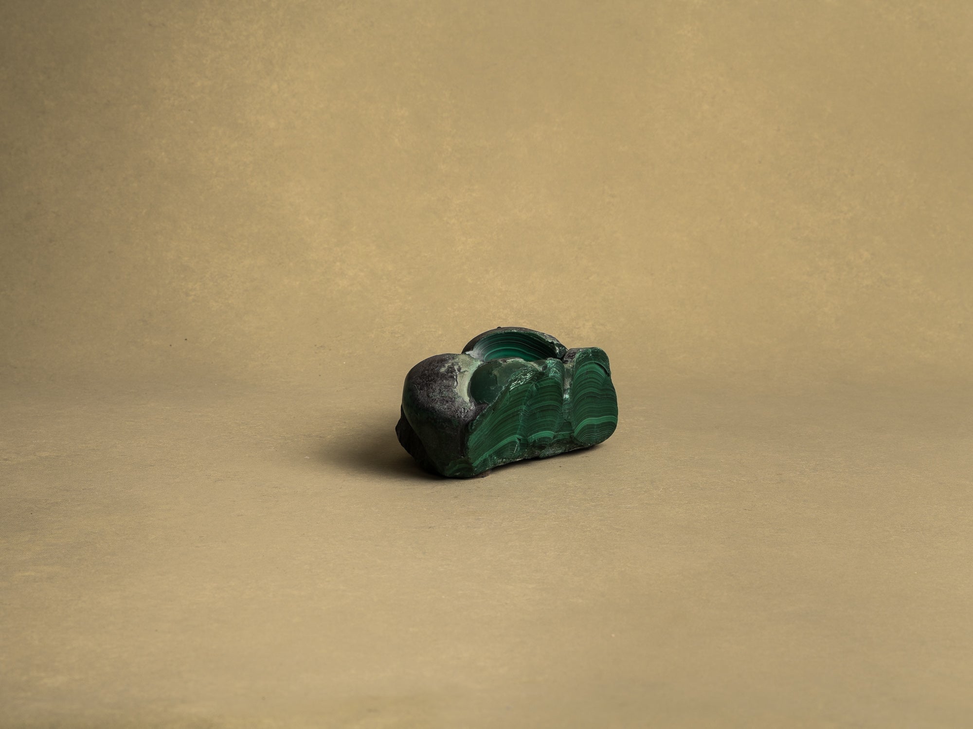 Coupe monolithe en malachite, France (vers 1960)..Dug-out malachite stone bowl, France (circa 1960)