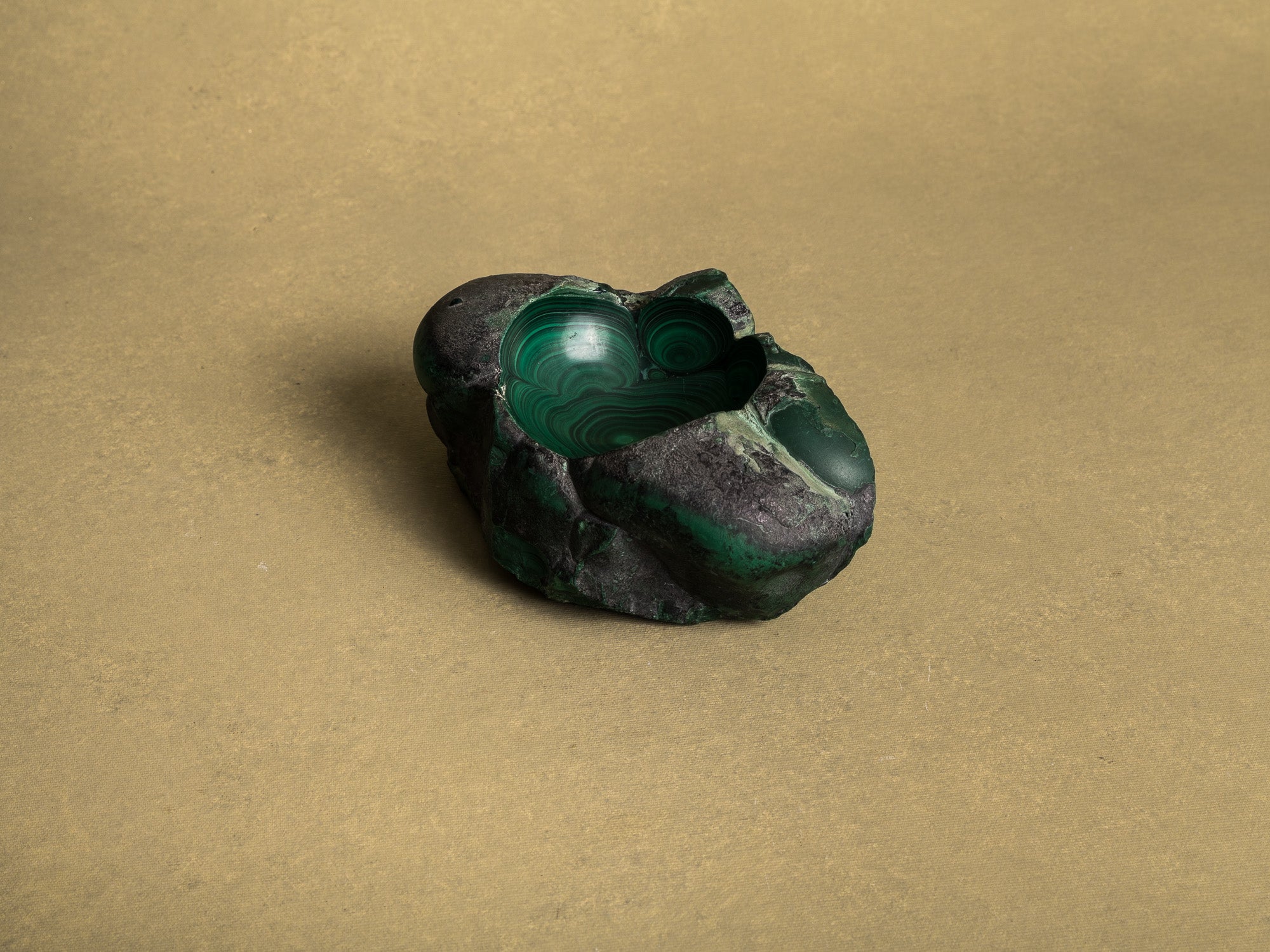 Coupe monolithe en malachite, France (vers 1960)..Dug-out malachite stone bowl, France (circa 1960)