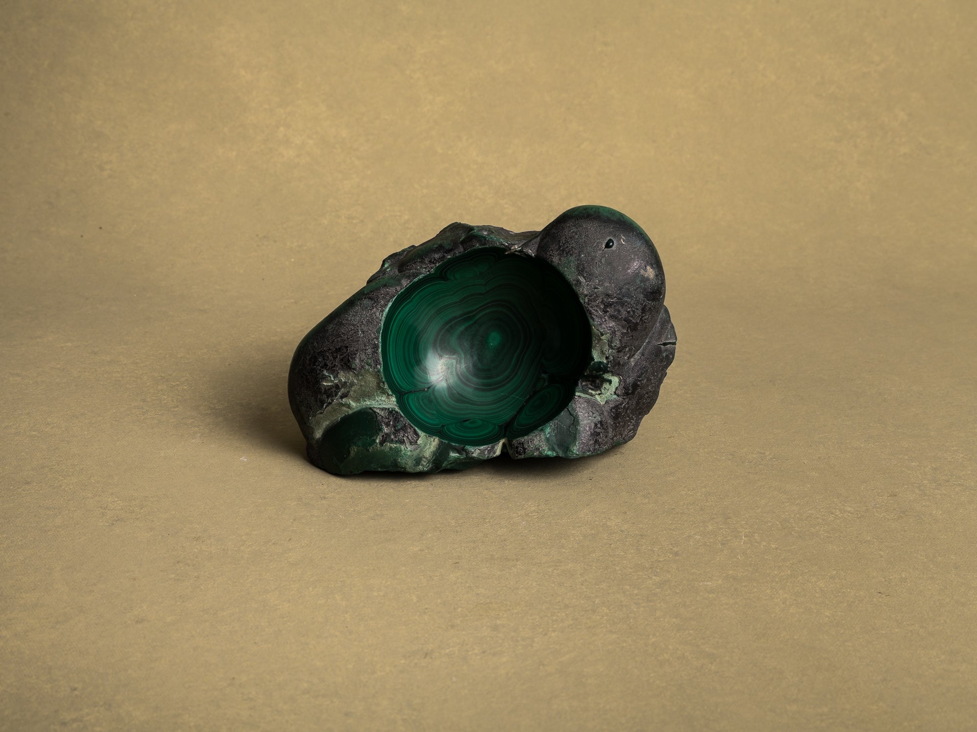 Coupe monolithe en malachite, France (vers 1960)..Dug-out malachite stone bowl, France (circa 1960)