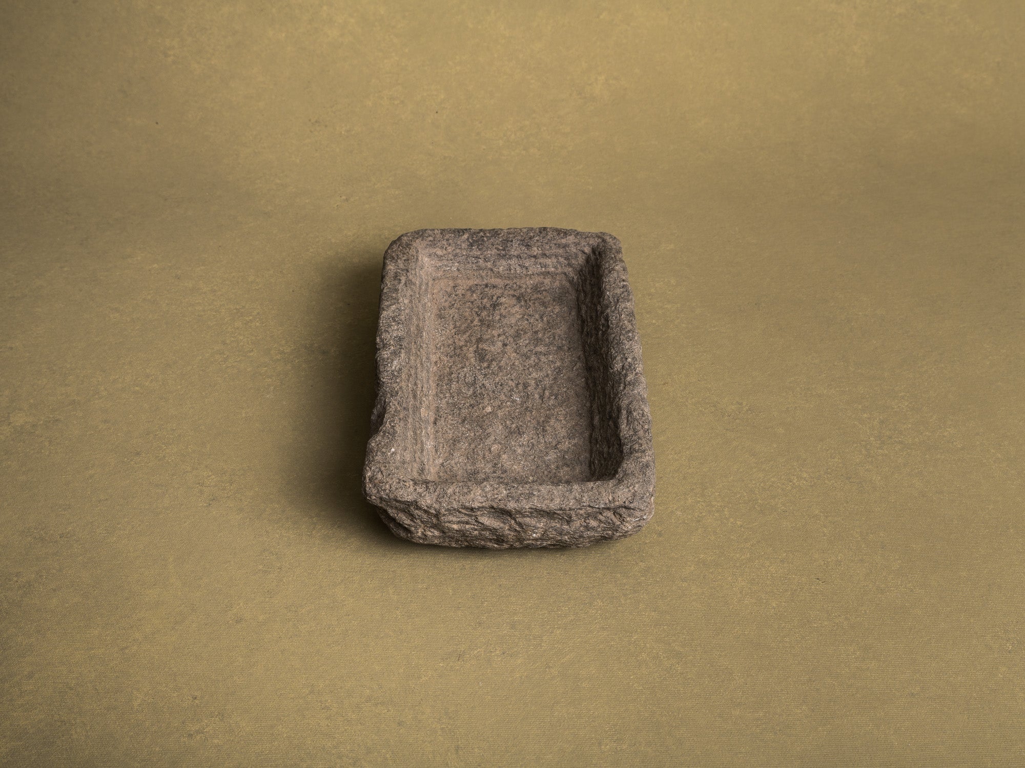 Coupe monolithe en schiste du Piemont, art paysan, Italie (XVIIIe siècle)..Carved dug-out Piedmont shale stone bowl, Peasant art, Italy (18th century)