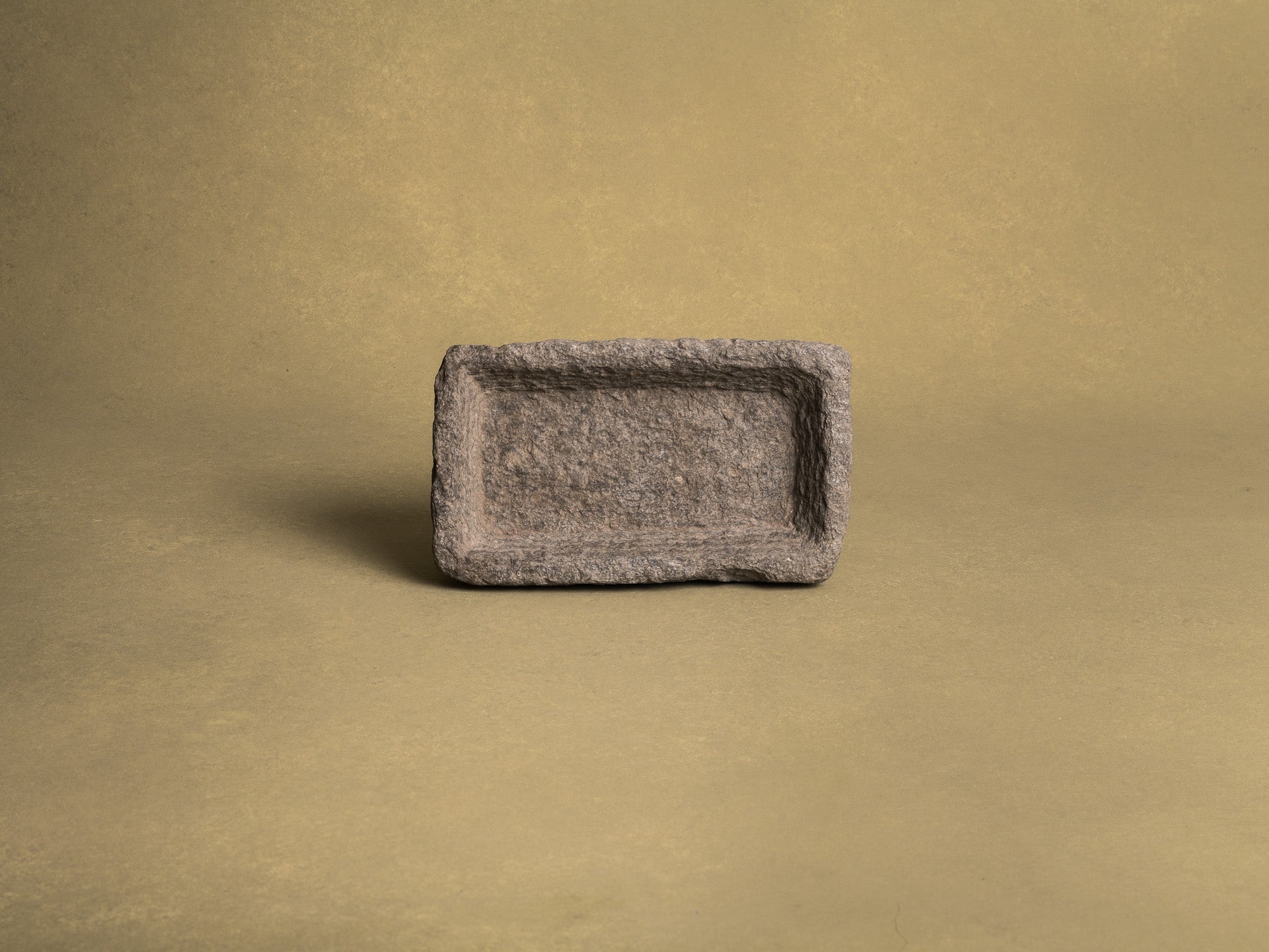 Coupe monolithe en schiste du Piemont, art paysan, Italie (XVIIIe siècle)..Carved dug-out Piedmont shale stone bowl, Peasant art, Italy (18th century)