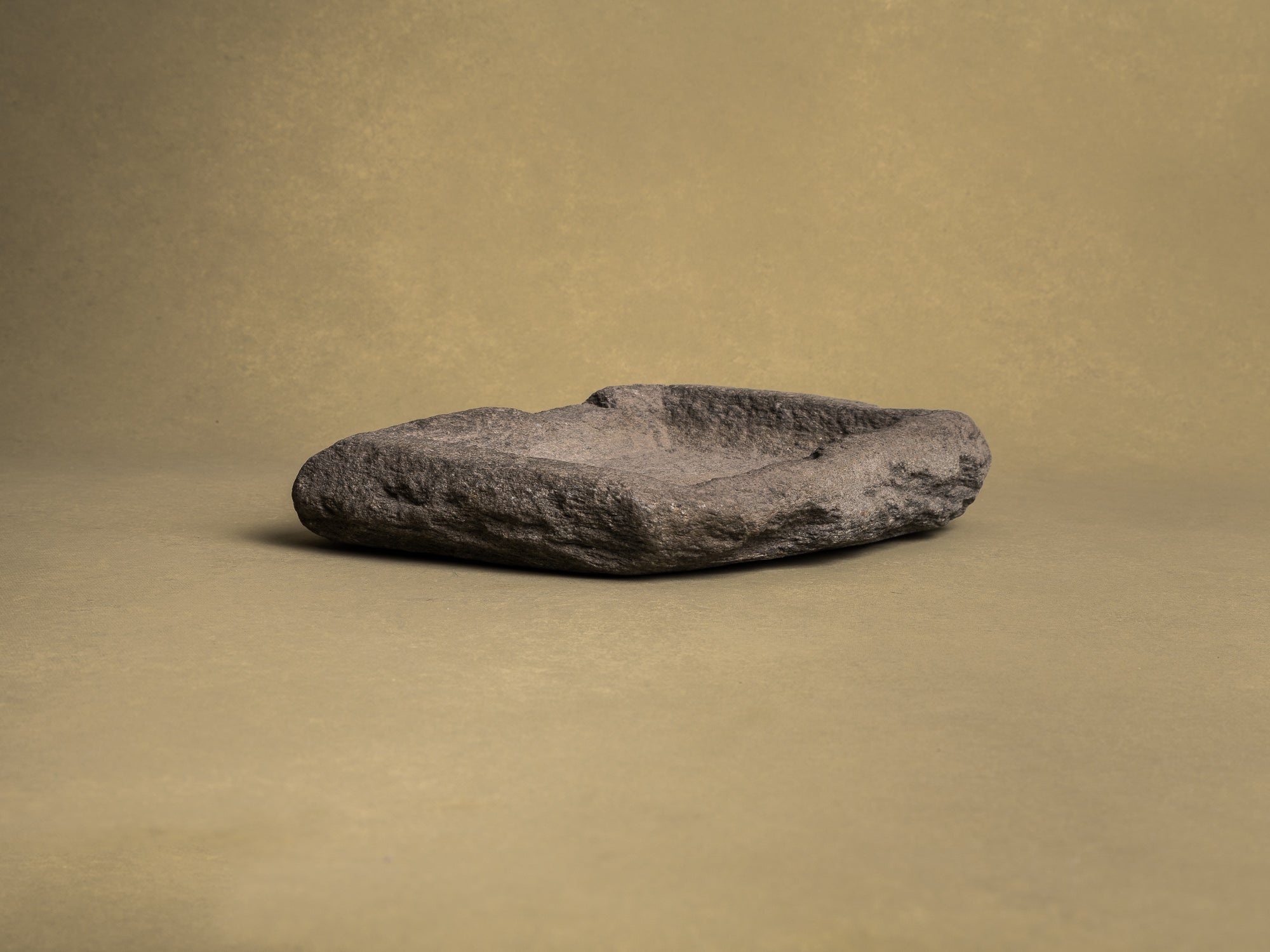 Grande coupe monolithe en schiste du Piemont, art paysan, Italie (XVIIIe siècle)..Large carved dug-out Piedmont shale stone bowl, Peasant art, Italy (18th century)