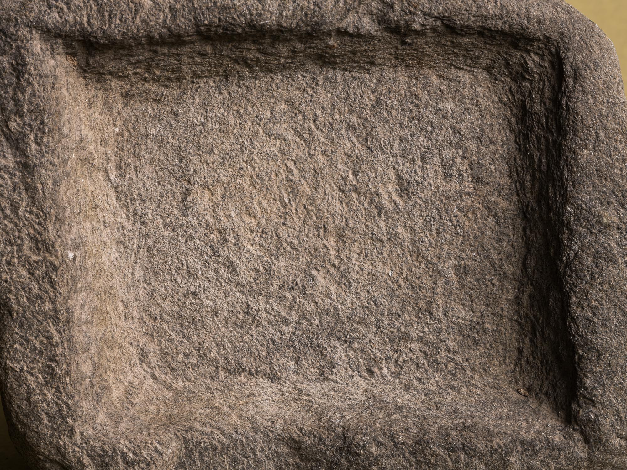 Grande coupe monolithe en schiste du Piemont, art paysan, Italie (XVIIIe siècle)..Large carved dug-out Piedmont shale stone bowl, Peasant art, Italy (18th century)