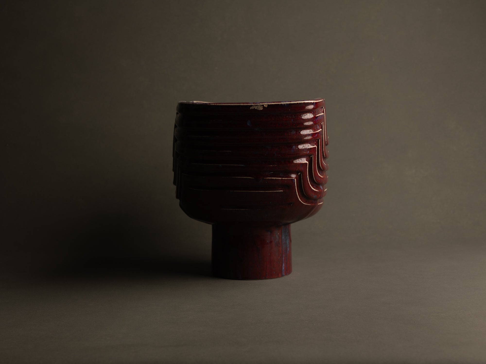 Monumental vase sang de bœuf / cinabre en grès pour l'ikebana par Maasaki Kobayashi, Japon (vers 1975)..Huge ikebana vessel vase oxblood / cinnabar glaze vase by Maasaki Kobayashi, Japan (circa 1975)