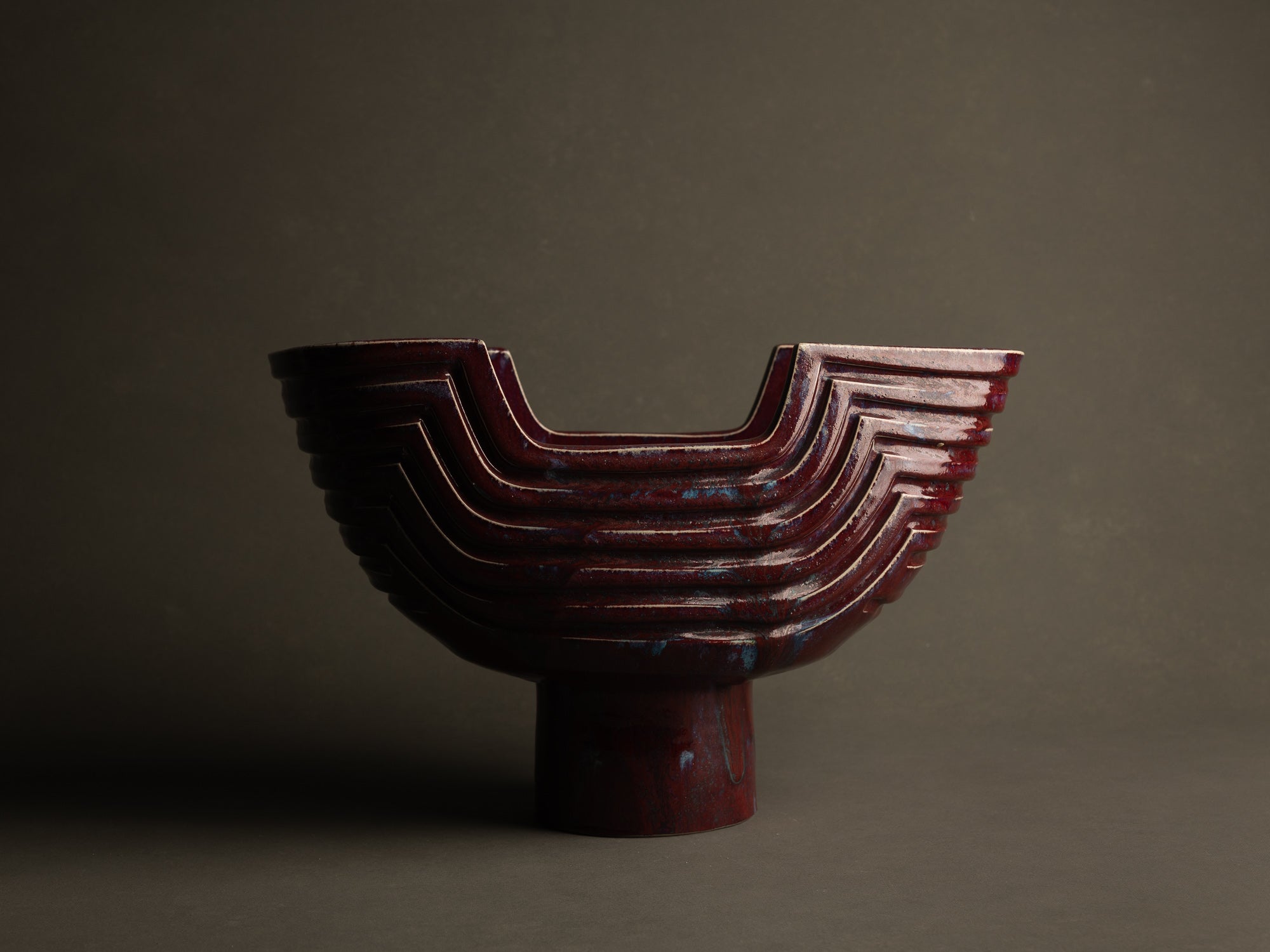 Monumental vase sang de bœuf / cinabre en grès pour l'ikebana par Maasaki Kobayashi, Japon (vers 1975)..Huge ikebana vessel vase oxblood / cinnabar glaze vase by Maasaki Kobayashi, Japan (circa 1975)
