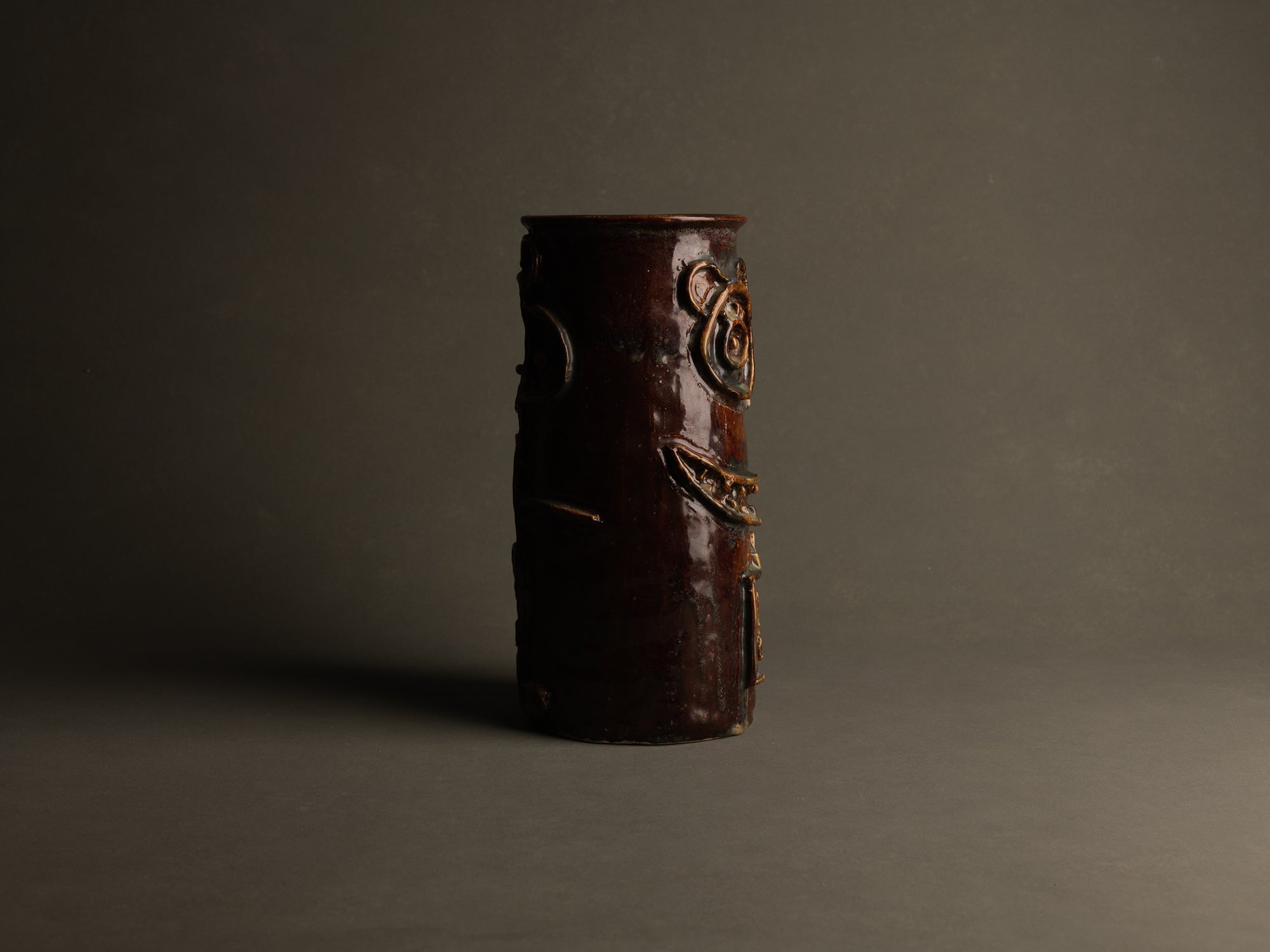 Vase à décor anthropomorphe, Entourage du mouvement CoBrA, Danemark (vers 1955)..Anthropomorphic vase in CoBrA style, Denmark (circa 1955)
