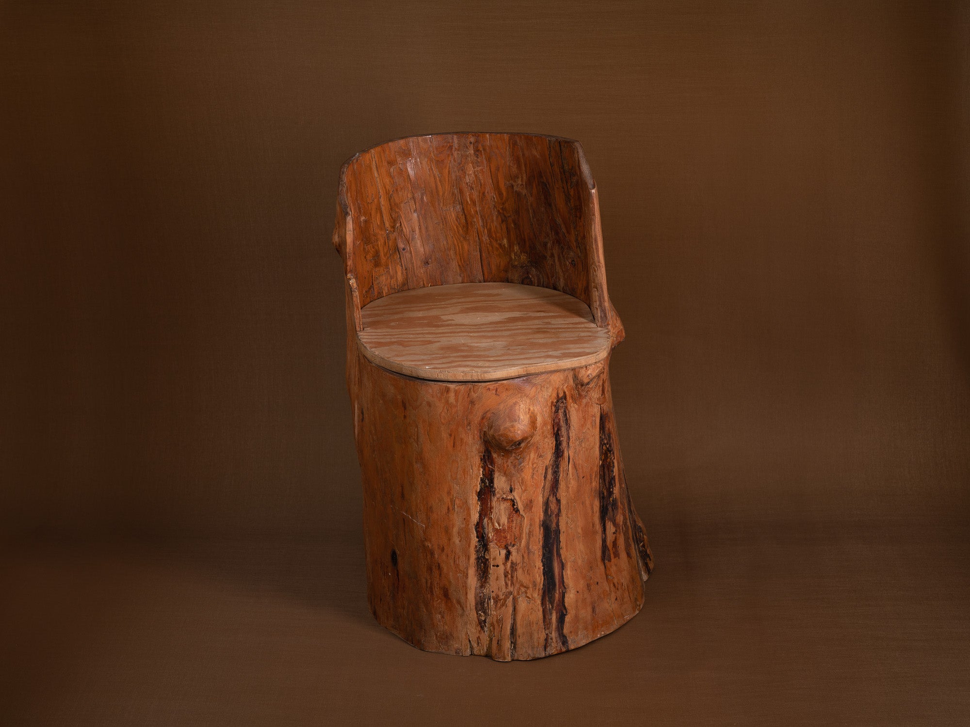 Fauteuil monoxyle paysan Kubbstol, Suède (début du XXe siècle)..Kubbstol, Peasant carved wooden chair, Sweden (early 20th century)