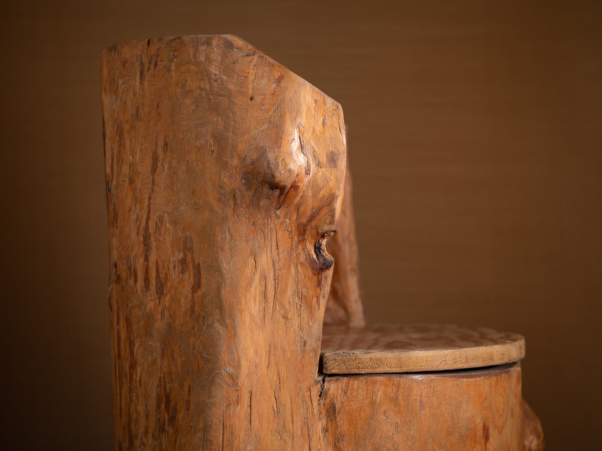 Fauteuil monoxyle paysan Kubbstol, Suède (début du XXe siècle)..Kubbstol, Peasant carved wooden chair, Sweden (early 20th century)