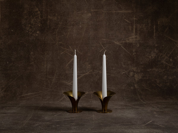 Paire de flambeaux corolle par Carl&#x2011;Einar Borgström pour Ystad Metall, Suède (vers 1939)..Set of 2 candle holders by Carl&#x2011;Einar Borgström for Ystad Metall, Sweden (circa 1960)