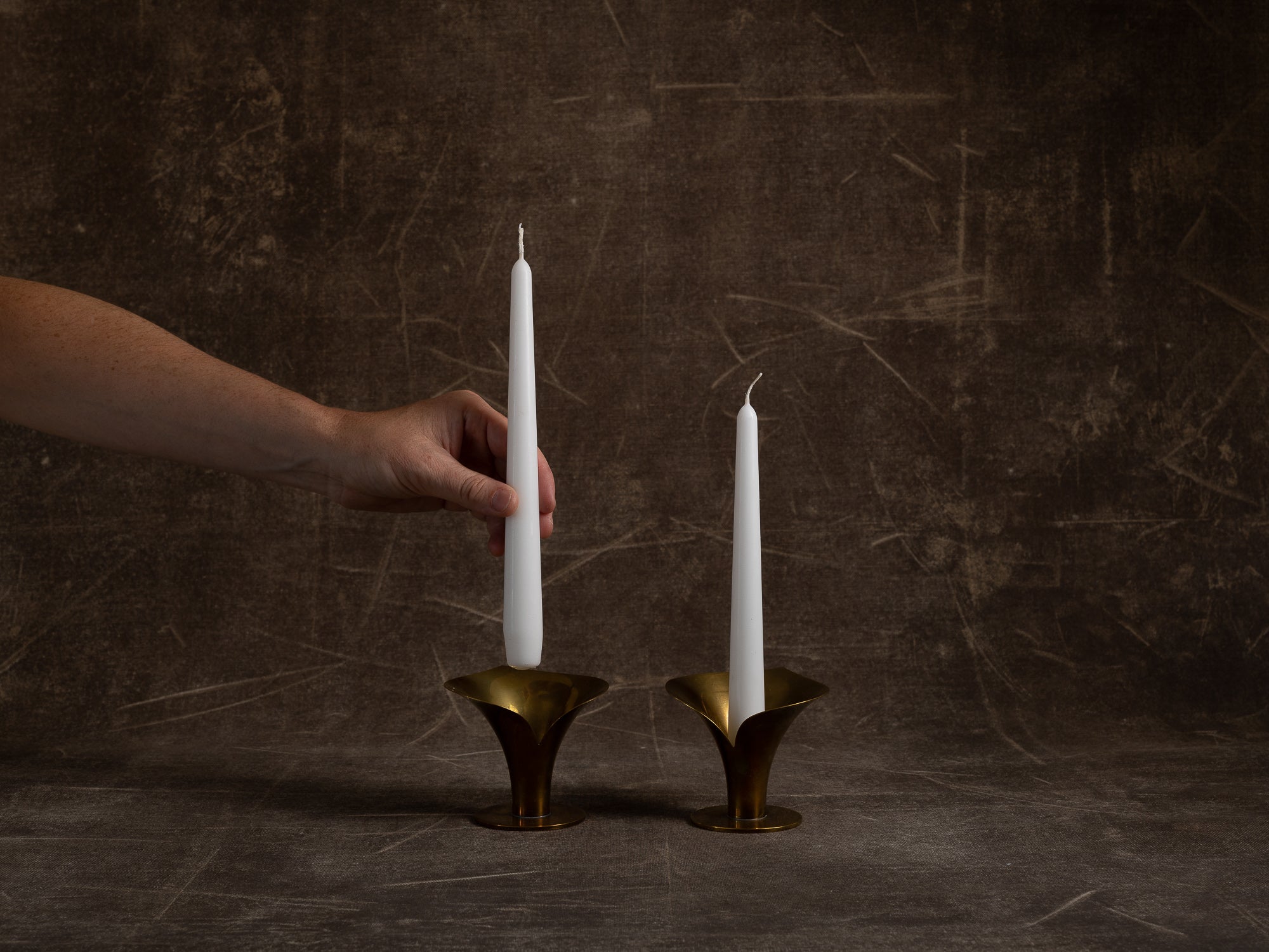 Paire de flambeaux corolle par Carl&#x2011;Einar Borgström pour Ystad Metall, Suède (vers 1939)..Set of 2 candle holders by Carl&#x2011;Einar Borgström for Ystad Metall, Sweden (circa 1960)