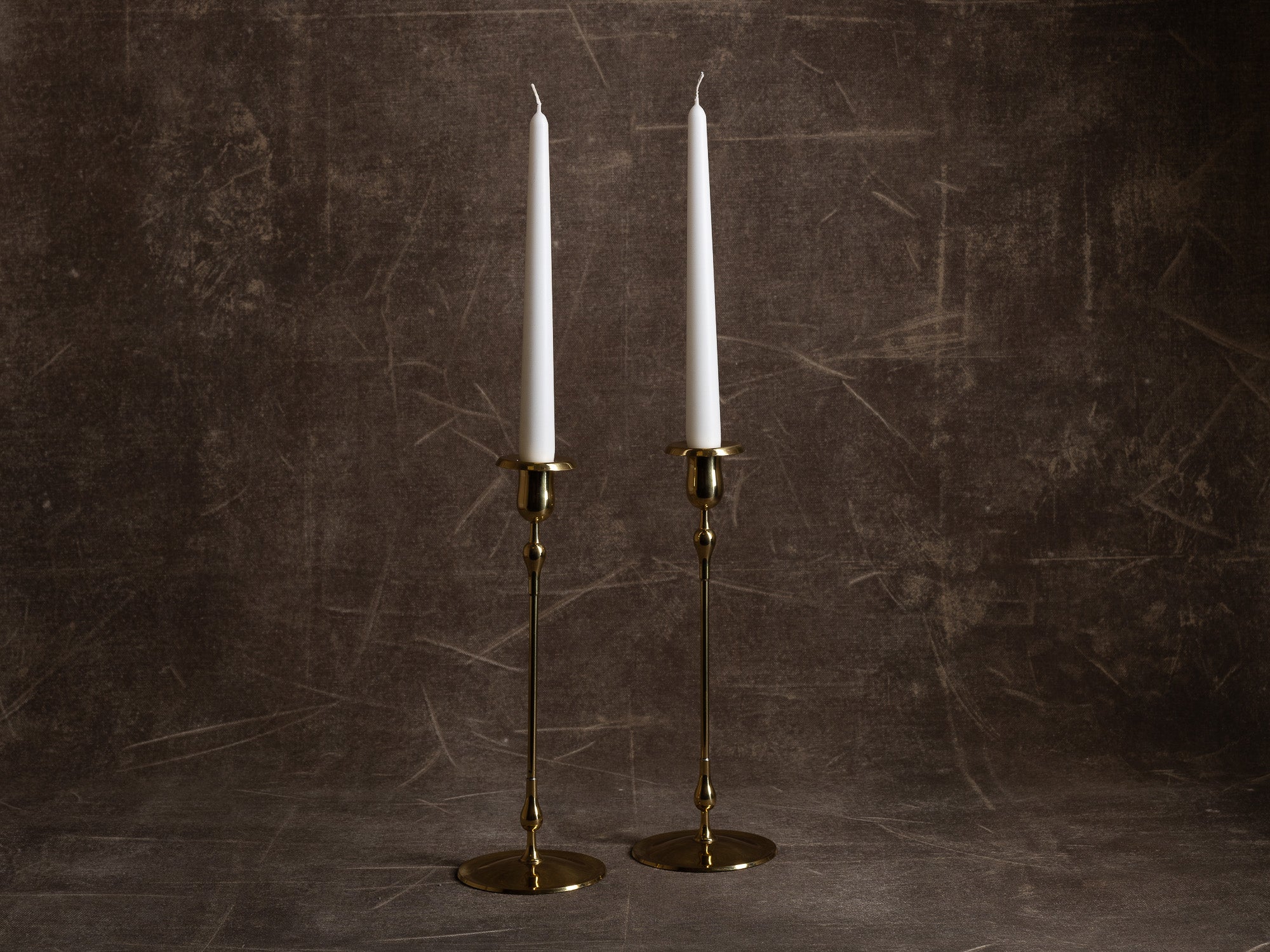 Paire de hauts flambeaux par Gunnar Ander pour Ystad Metall, Suède (vers 1960)..Huge set of 2 candle holders by Gunnar Ander for Ystad Metall, Sweden (circa 1960)