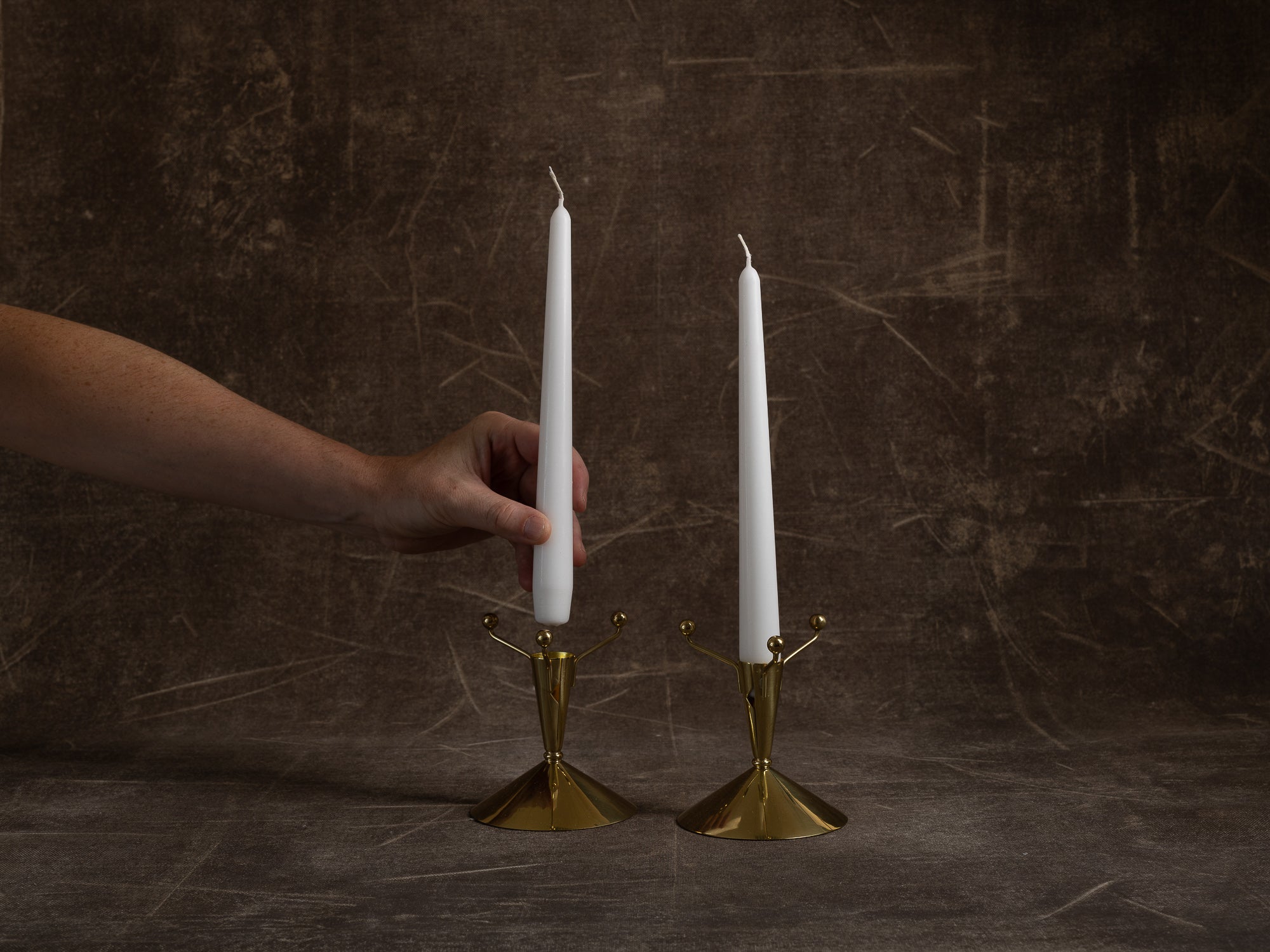 Paire de flambeaux par Gunnar Ander pour Ystad Metall, Suède (vers 1957)..Set of 2 candle holders by Gunnar Ander for Ystad Metall, Sweden (circa 1957)