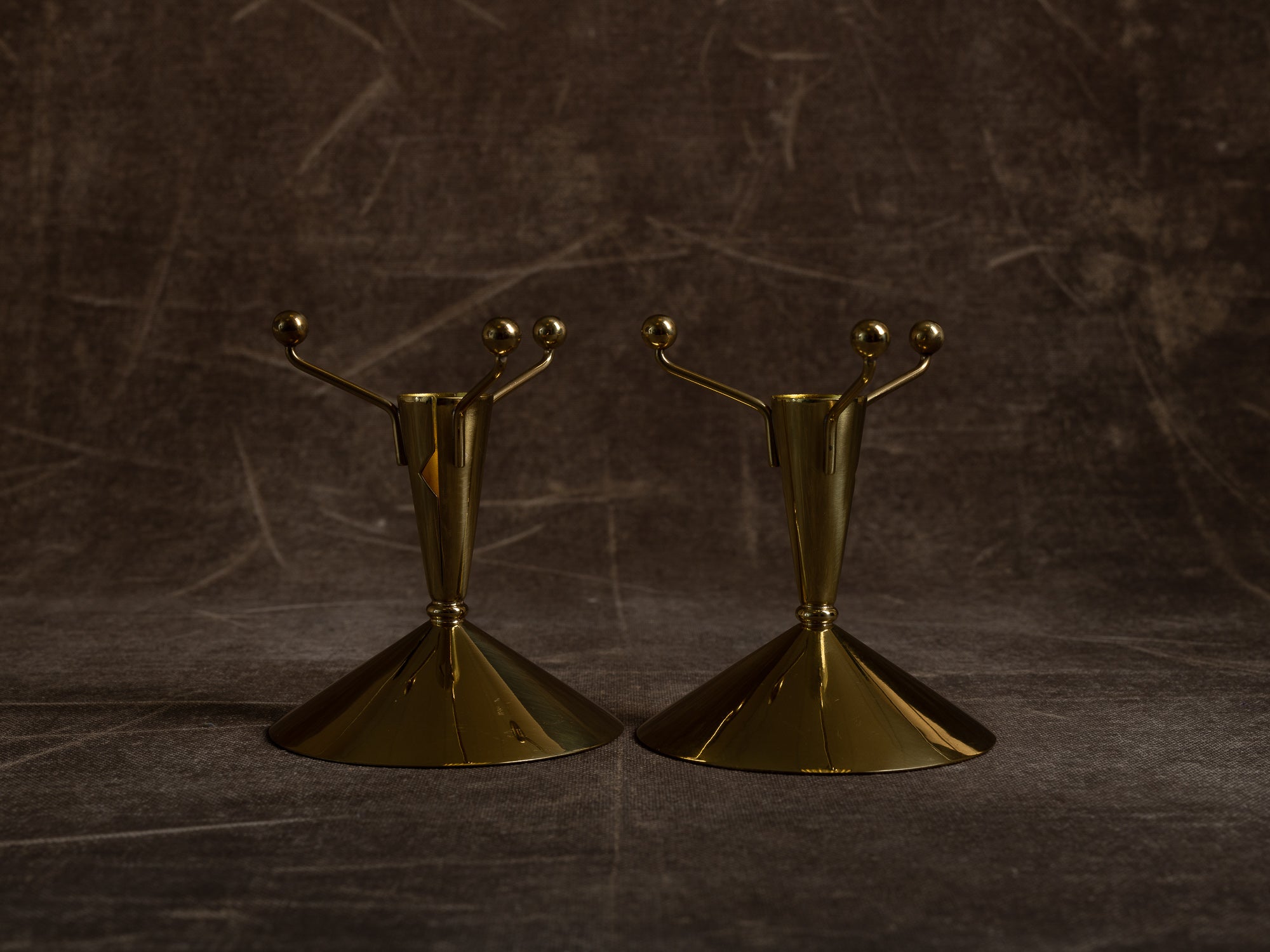 Paire de flambeaux par Gunnar Ander pour Ystad Metall, Suède (vers 1957)..Set of 2 candle holders by Gunnar Ander for Ystad Metall, Sweden (circa 1957)
