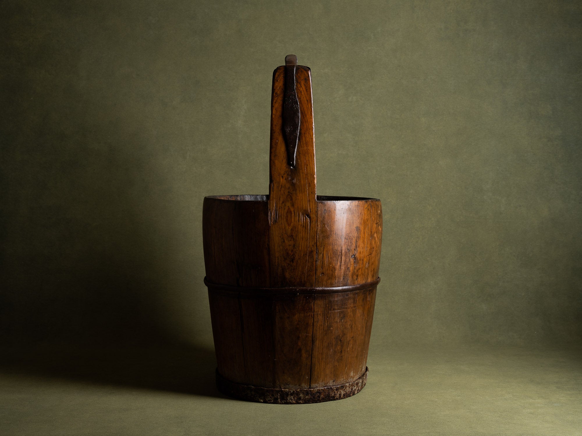 Seau de palanche en bois, Chine (fin du XIXe / début du XXe siècle)..Nice well bucket wood, China (late 19th / early 20th century)