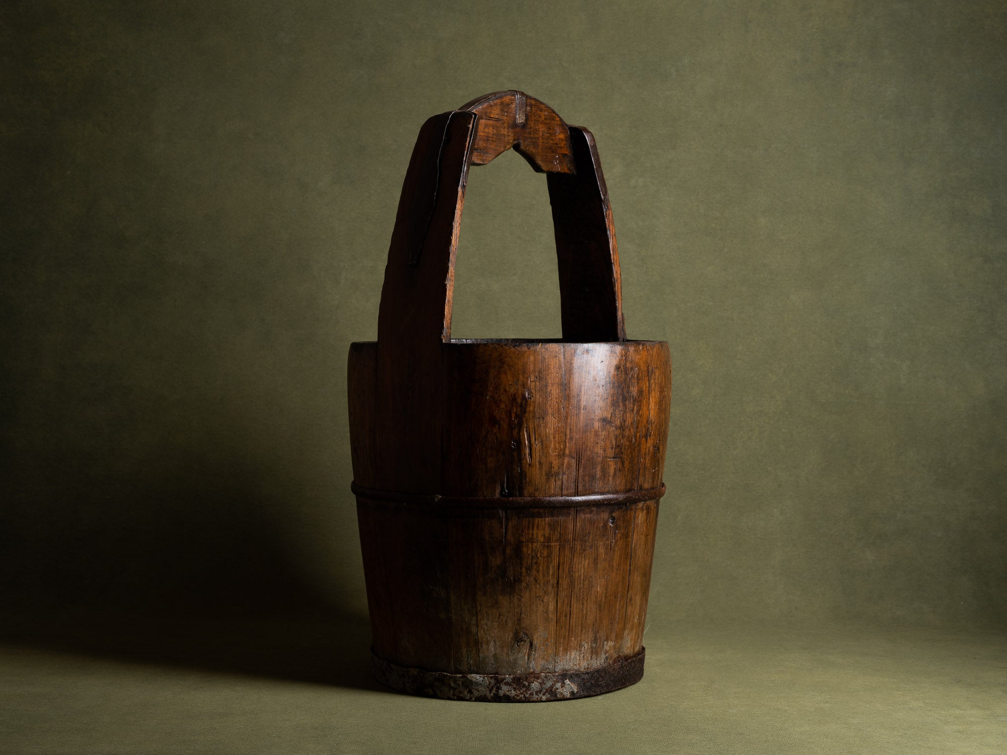Seau de palanche en bois, Chine (fin du XIXe / début du XXe siècle)..Nice well bucket wood, China (late 19th / early 20th century)