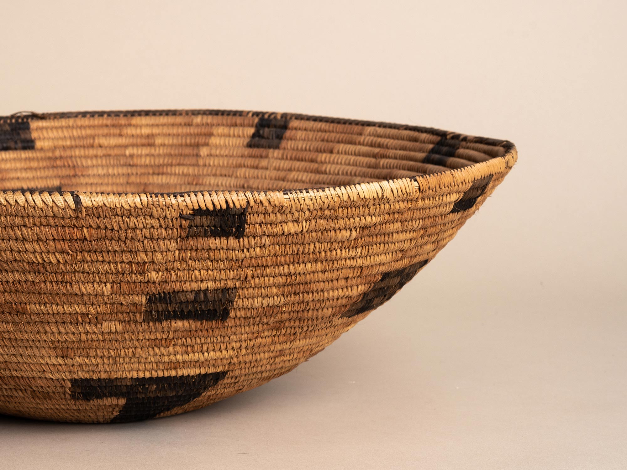 Coupe / panier en vannerie amérindienne à motifs géométriques, États-Unis (début du XXe siècle)..Natives american basketry bowl, United States (early 20th century)