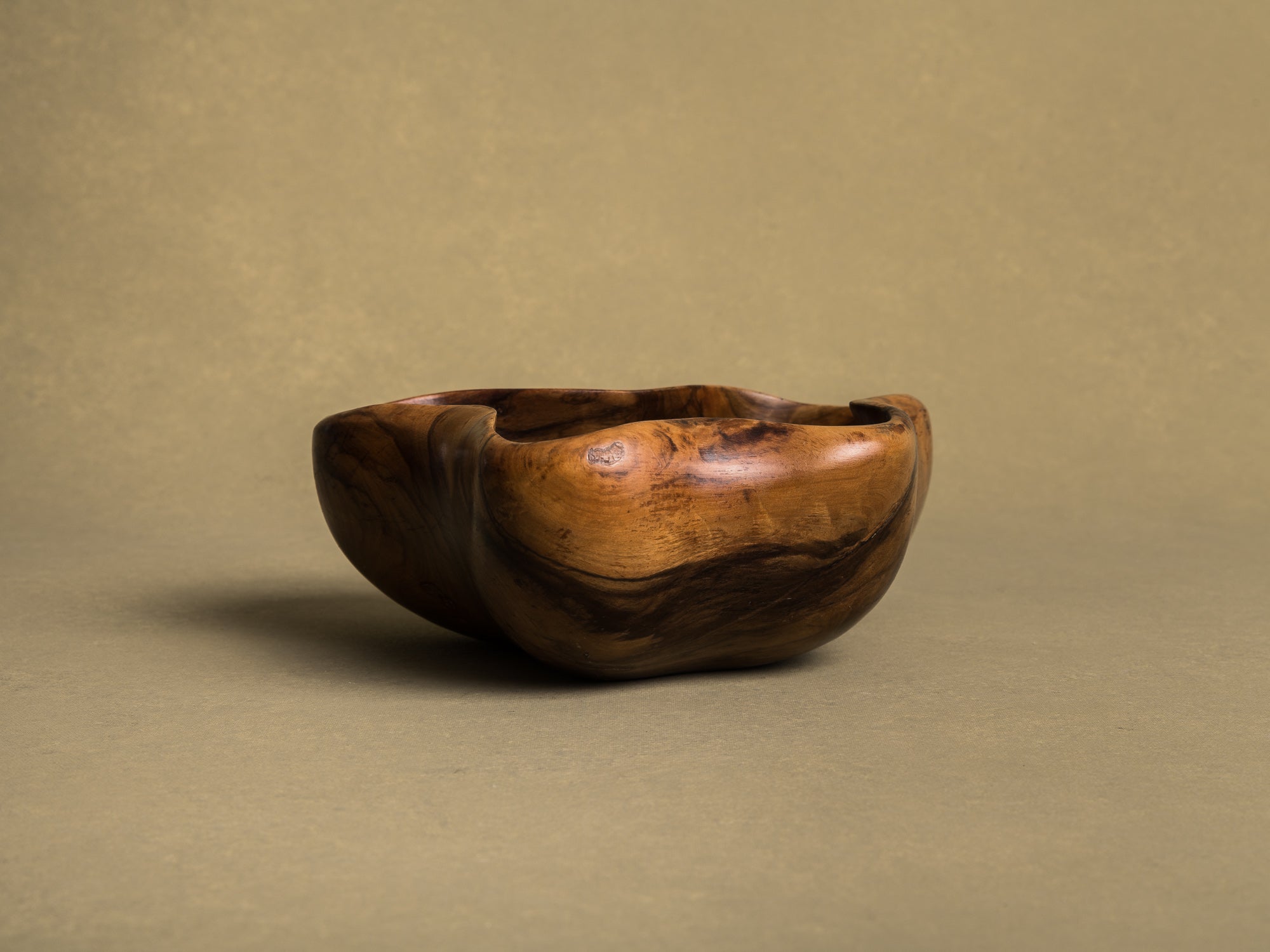 Coupe monoxyle de forme libre en bois d'olivier de l'atelier Falfer, Espagne (vers 1960)..Falfer free form biomorphic wooden olive bowl, Spain (circa 1960)