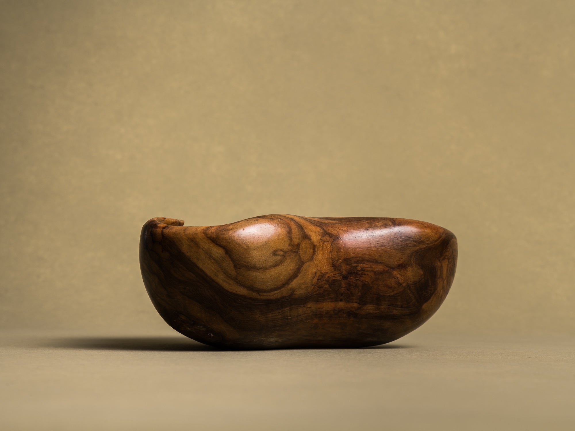 Coupe monoxyle de forme libre en bois d'olivier de l'atelier Falfer, Espagne (vers 1960)..Falfer free form biomorphic wooden olive bowl, Spain (circa 1960)