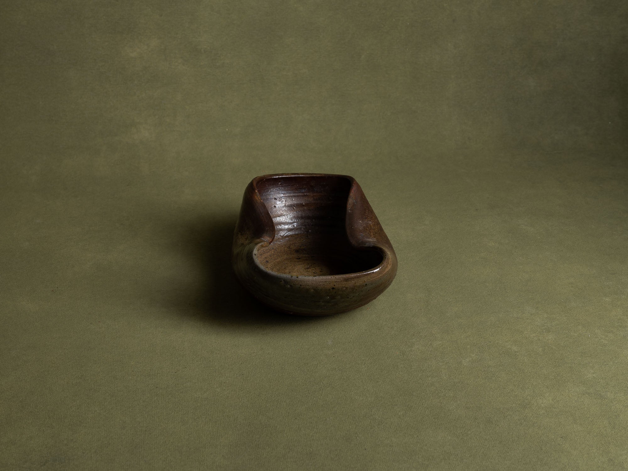 Coupe de forme libre en grès de la Borne, France (début du XXe siècle)..Stoneware free form bowl from La Borne, France (early 20th century)