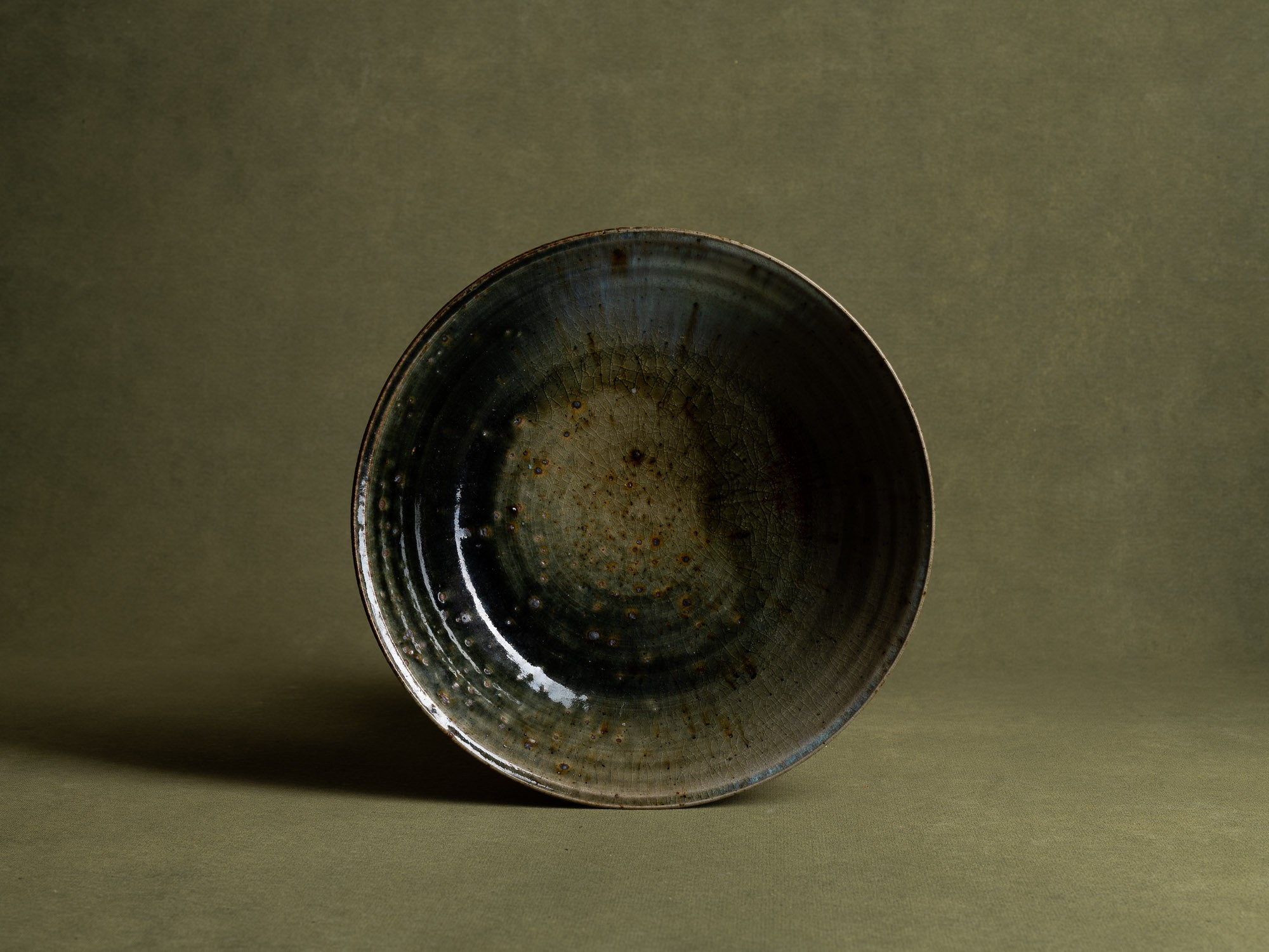 Grande coupe en grès émaillé de Raoul Favretto à La Borne, France (vers 1976-80)..Large glazed stoneware bowl by Raoul Favretto in La Borne, France (circa 1976-80)