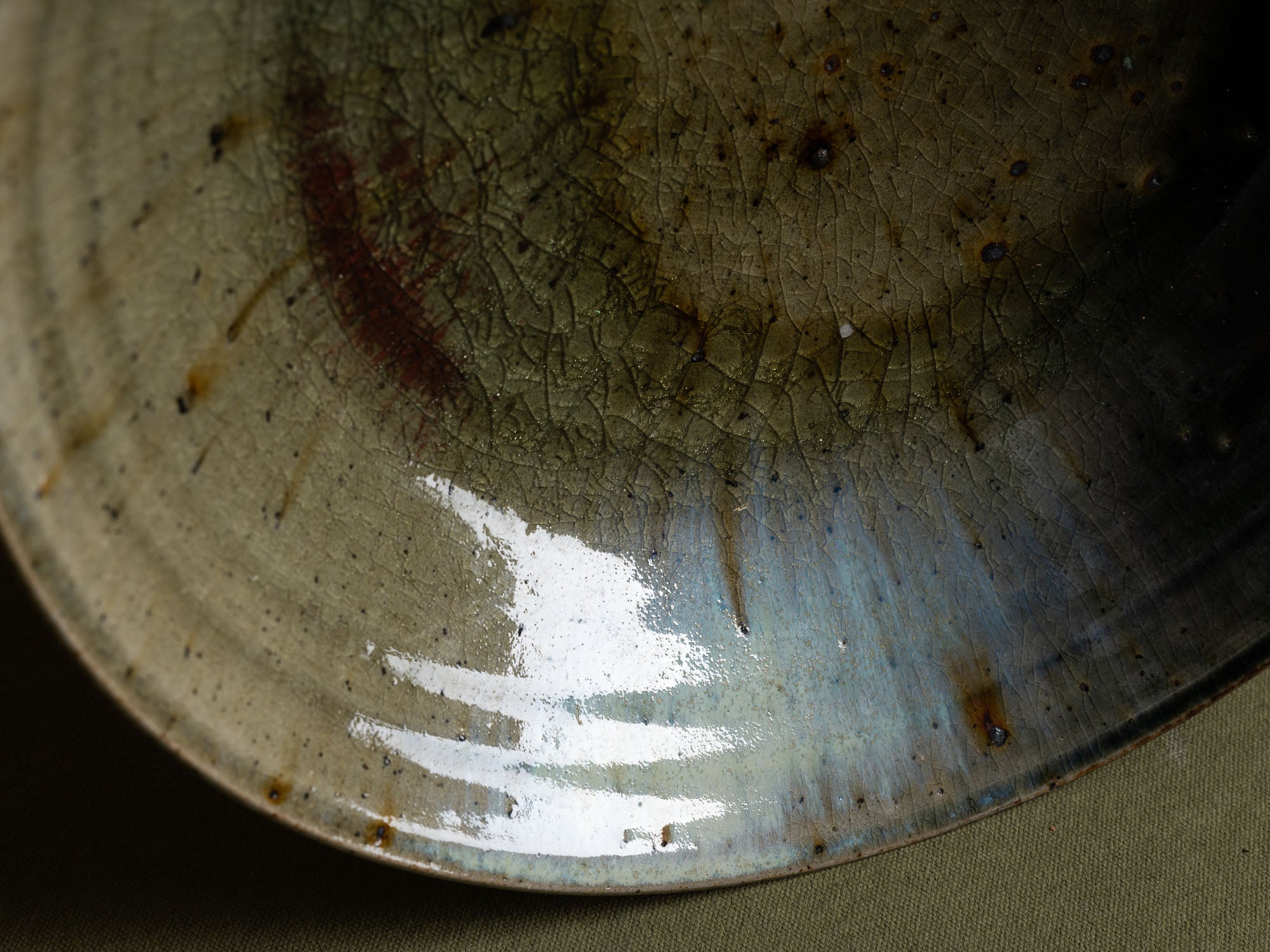 Grande coupe en grès émaillé de Raoul Favretto à La Borne, France (vers 1976-80)..Large glazed stoneware bowl by Raoul Favretto in La Borne, France (circa 1976-80)