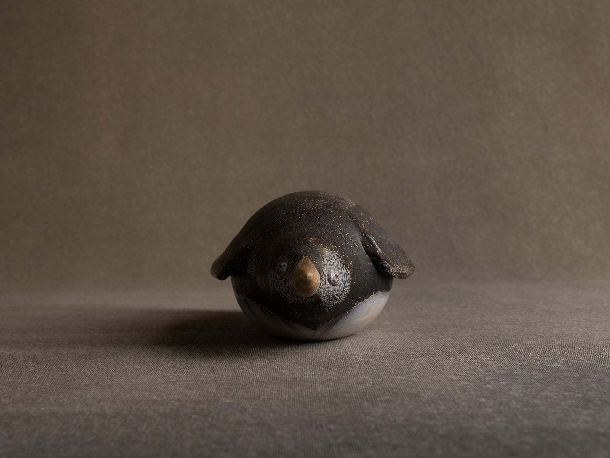 Sculpture "manchot" en grès salé de l'Atelier St. Joris, Pays-Bas (1973).."Penguin" sculpture in salted stoneware from St. Joris Atelier, Netherlands (1973)