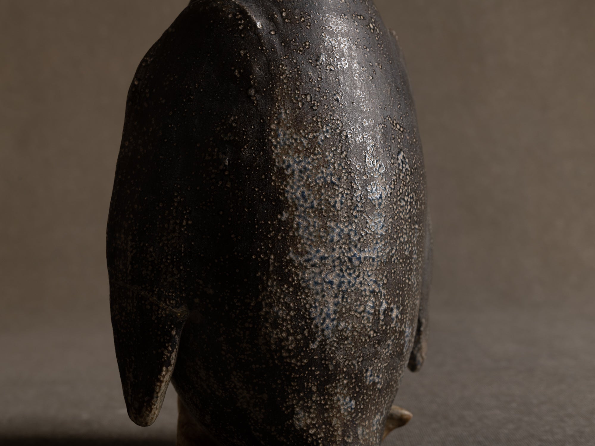 Sculpture "manchot" en grès salé de l'Atelier St. Joris, Pays-Bas (1973).."Penguin" sculpture in salted stoneware from St. Joris Atelier, Netherlands (1973)