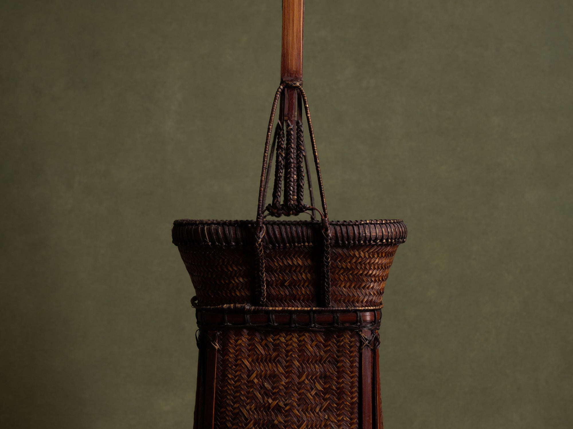 Hanakago, important panier à anse en bambou pour l'ikebana, Japon (Ére Shōwa)..Hanakago Ikebana madake bamboo basket with handle, Japan (Shōwa era)